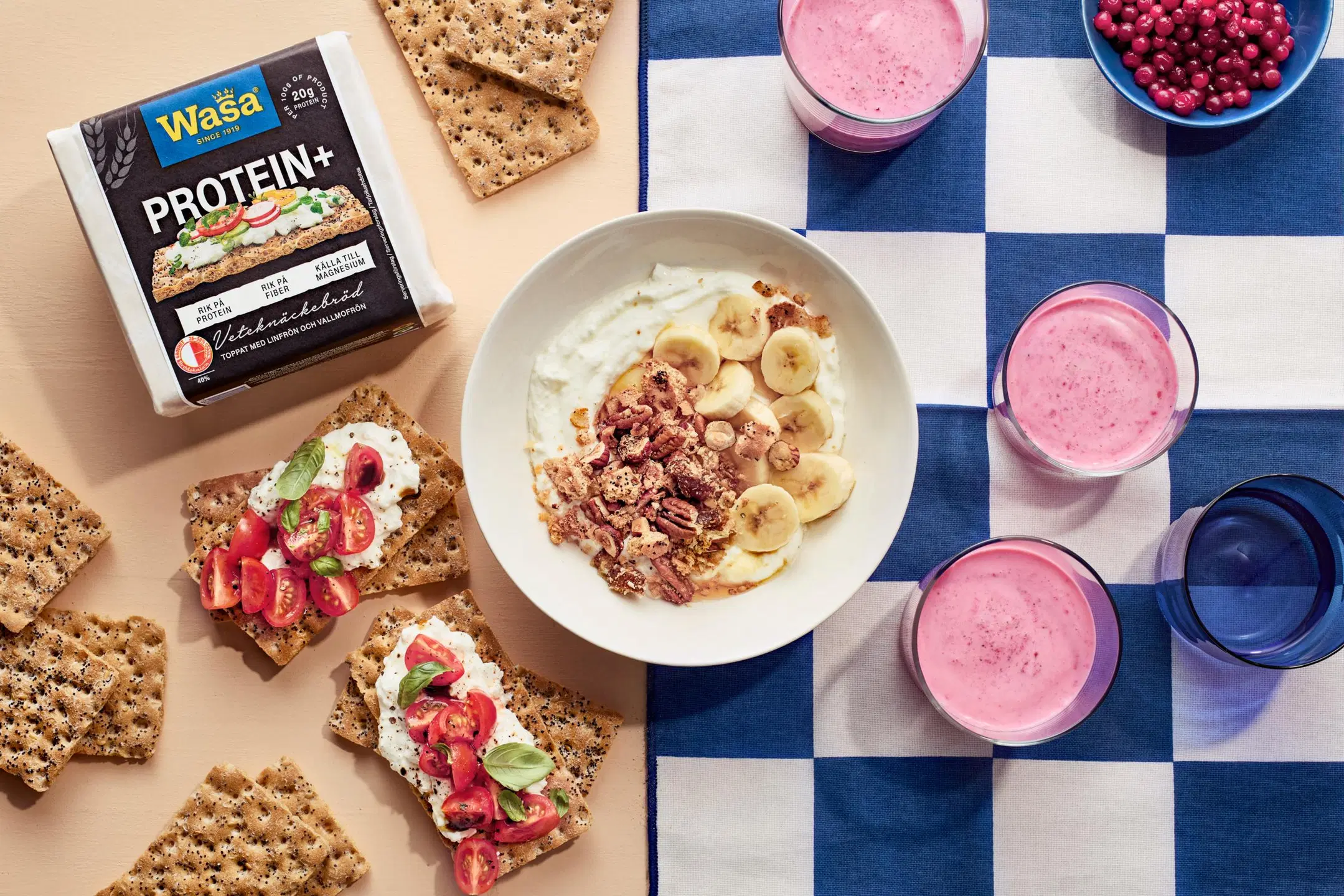 Pöydällä Wasa Protein+ näkkileipää, jogurttiannos ja smoothie.