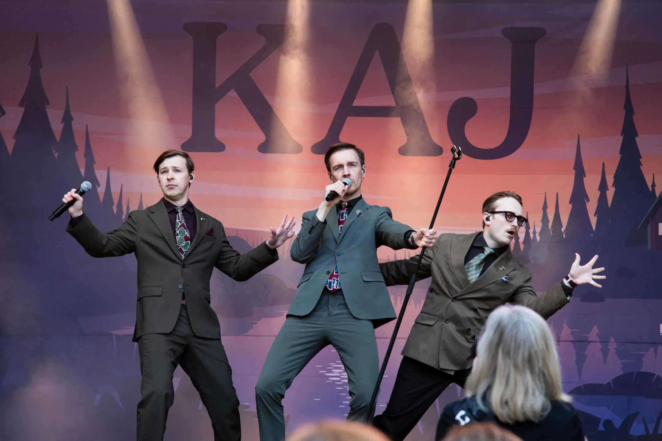 KAJ lavalla esiintymässä.