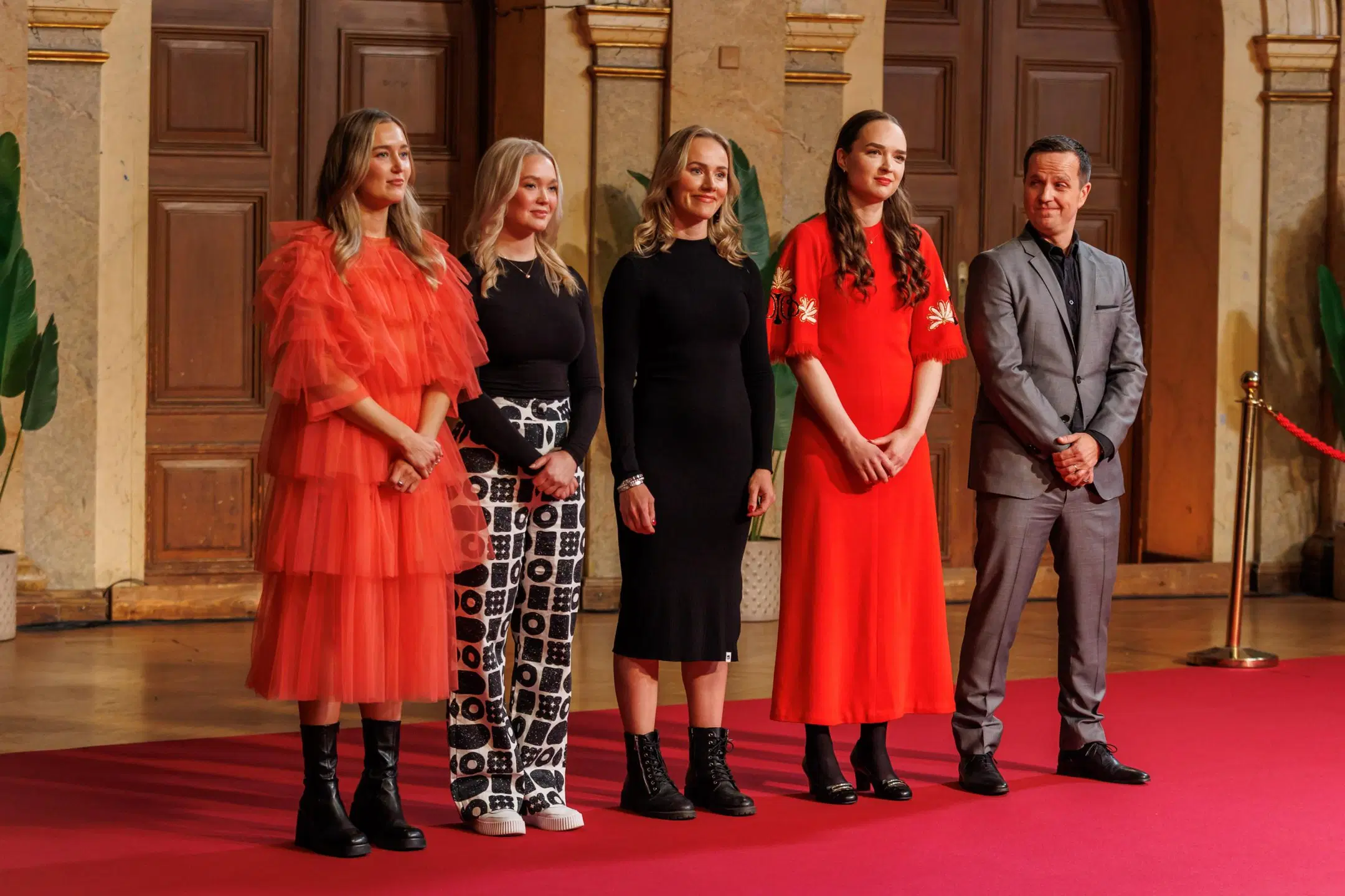 Finalistit seisovat rivissä tuomariston edessä.