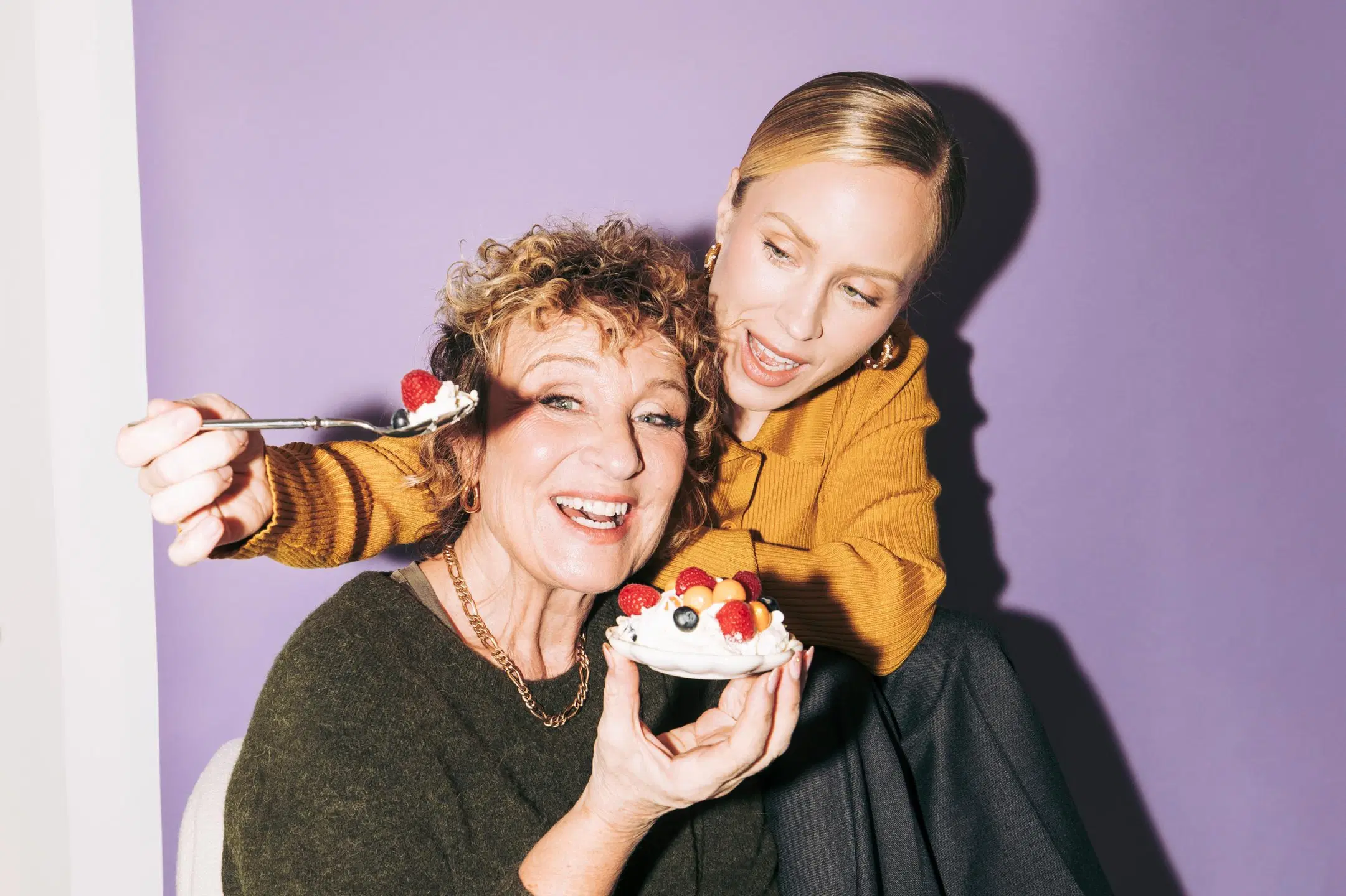 Kaksi naista syö pavlovaa