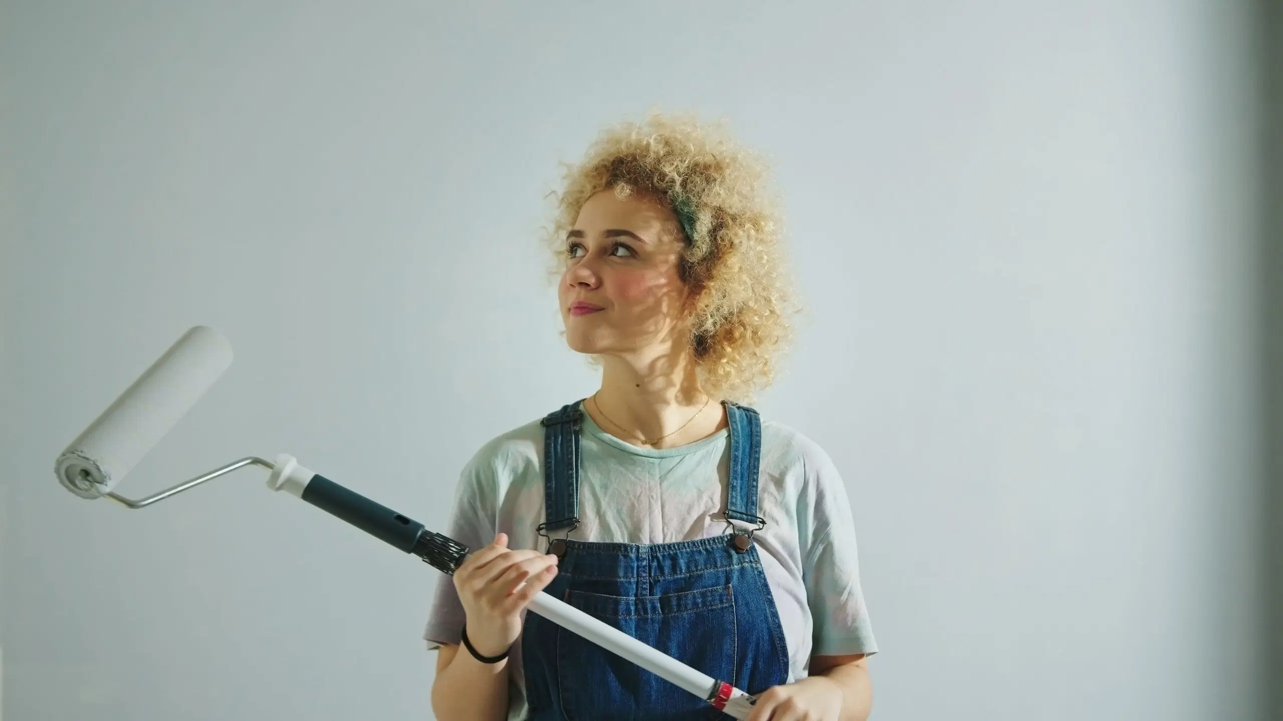 Nainen pitelee maalitelaa 