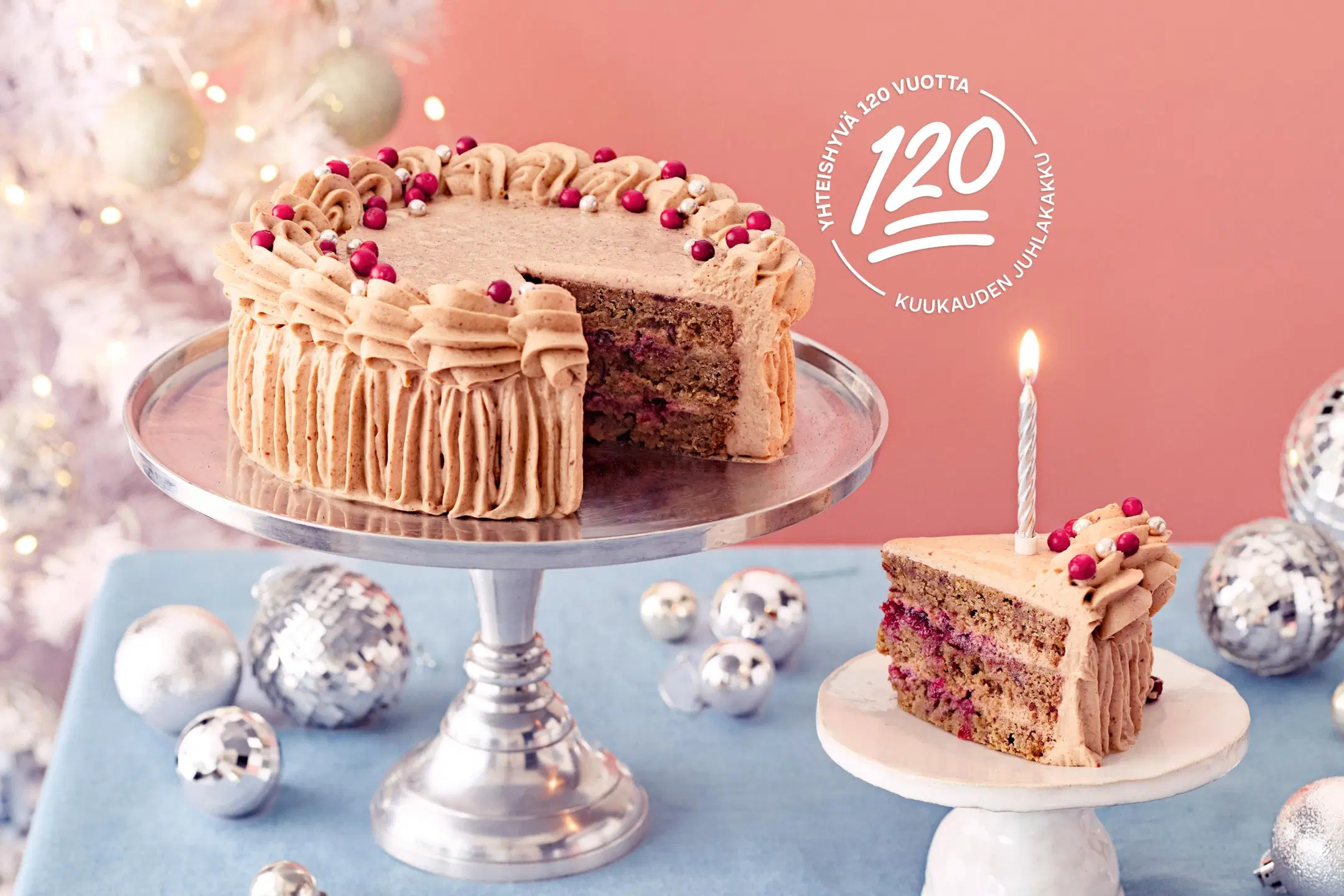 Täydellinen taatelikakku, josta leikattu pala lautaselle.