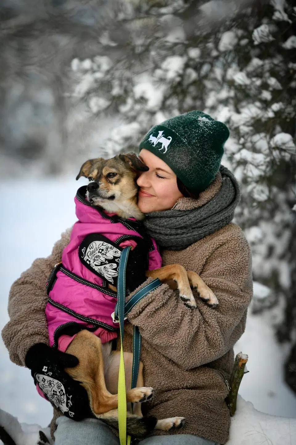 Inka Kansi halaa koiraansa