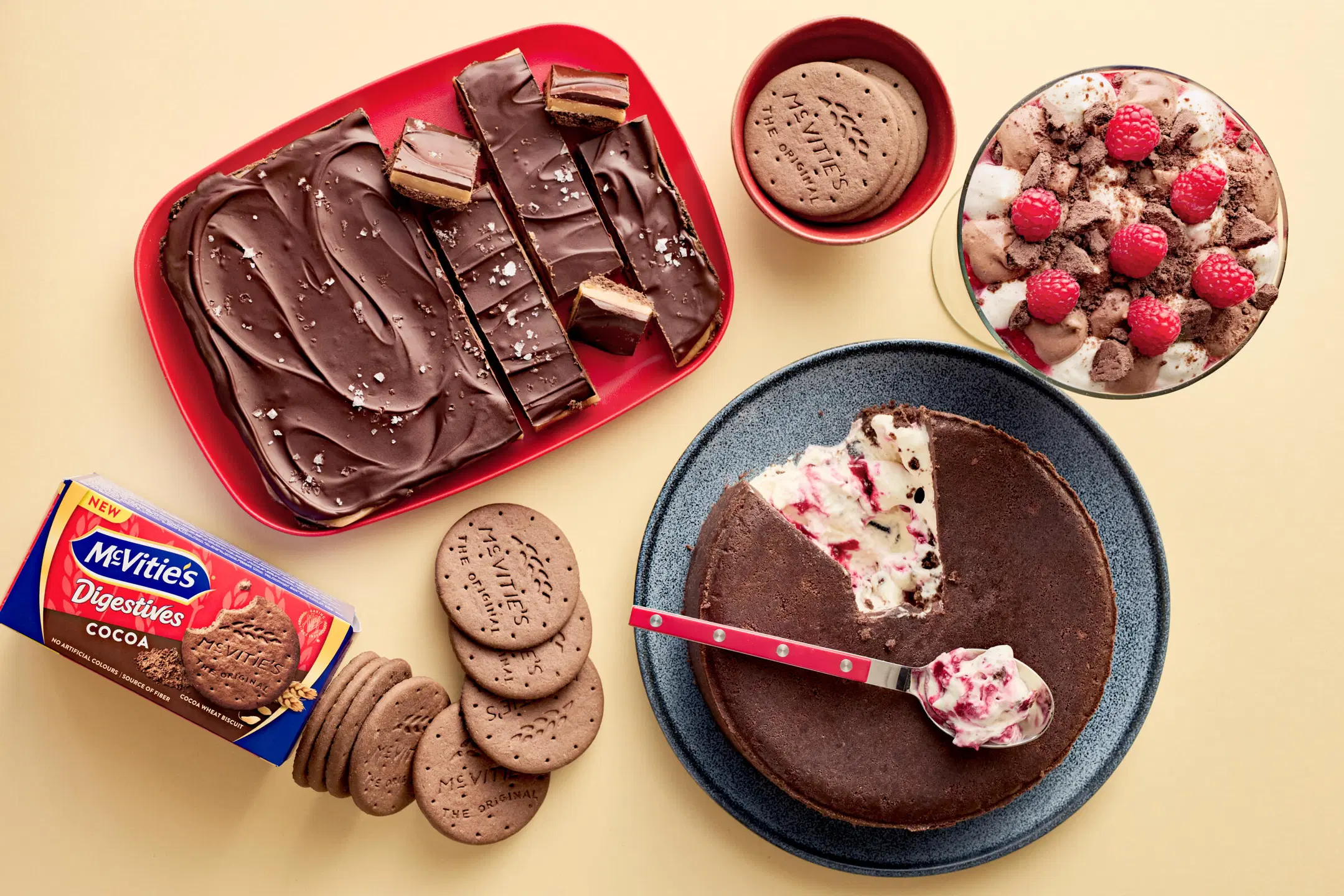 McVitie's digestive cocoa -keksit ja kaakaoiset miljonäärin leivokset, upside down -juustokakku ja suklaa-vadelmatrifle, vaaka.