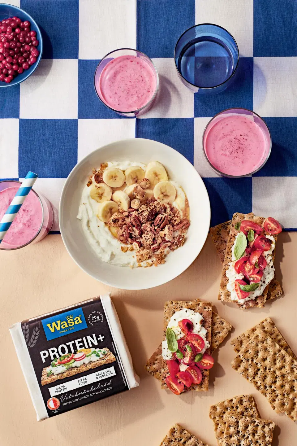  Pöydällä Wasa Protein+ näkkileipää, jogurttiannos ja smoothie.
