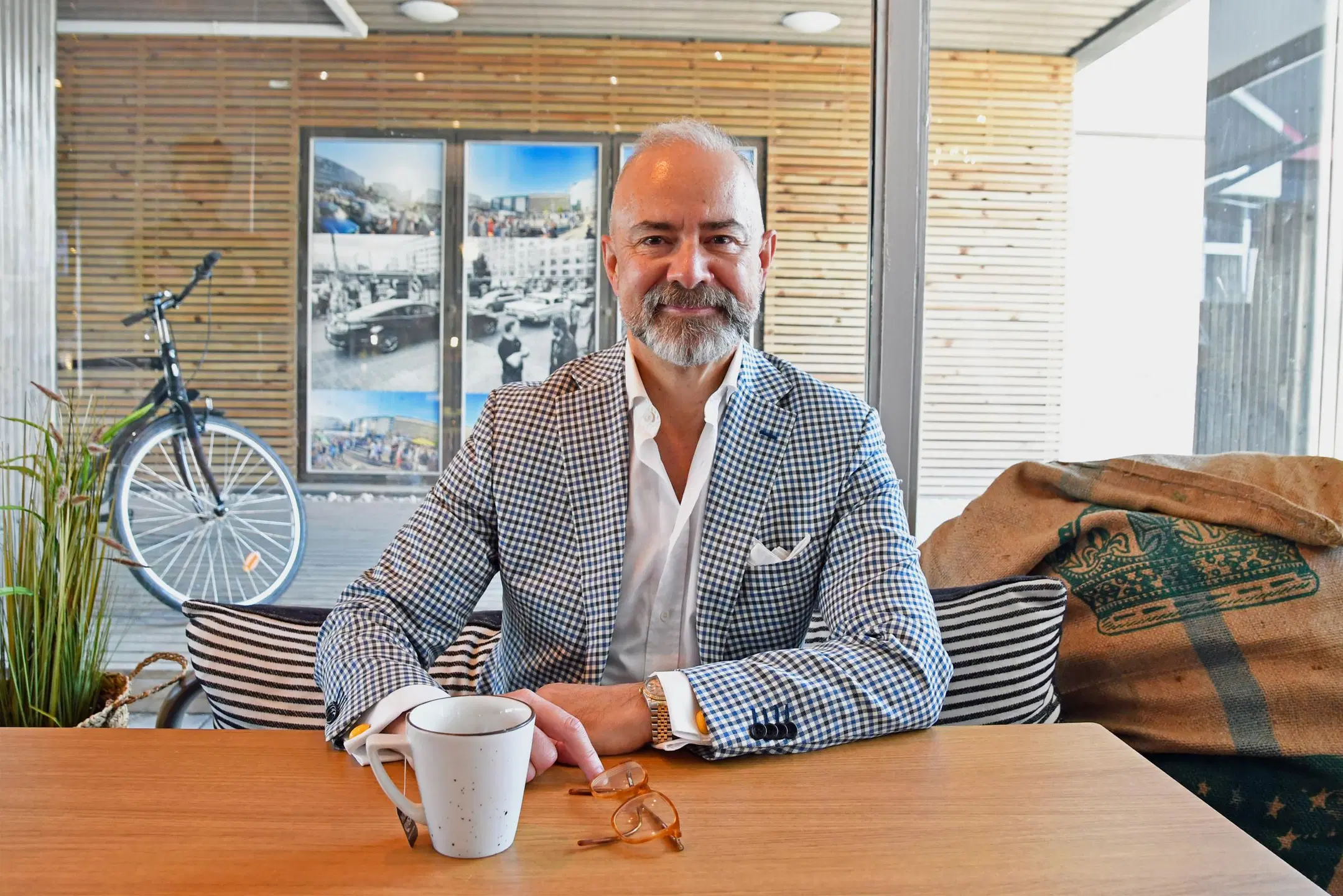 Espanjan suurlähettiläs Fernando Fernández-Arias istuu kahvilapöydän ääressä. Pöydällä on teekuppi ja silmälasit.