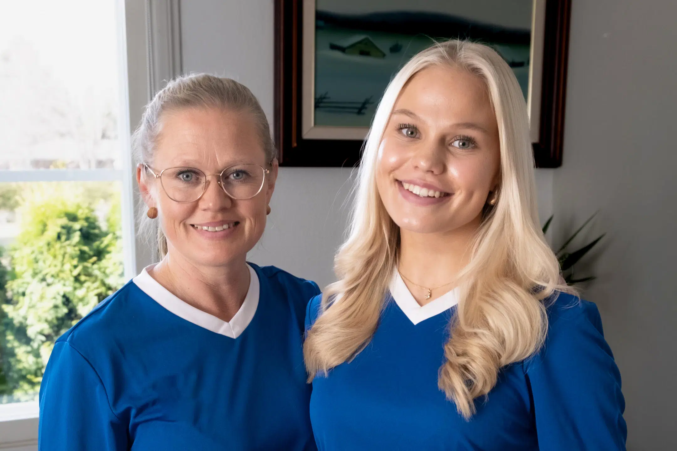 Julia ja Johanna Viinonen, joilla on käsissä lautasellinen uunilohta, perunamuusia ja salaattia. Vaakakuva.