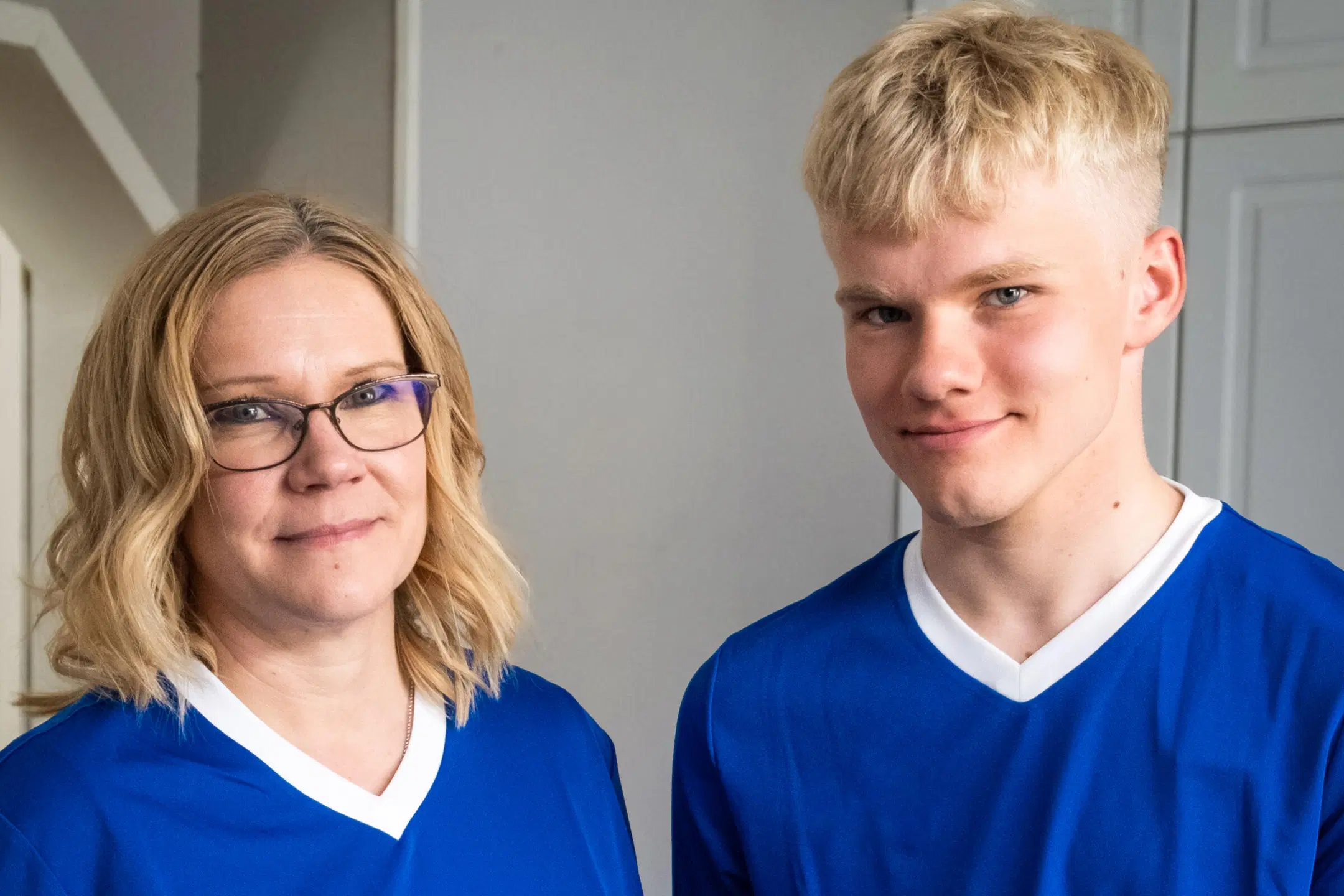 Jalkapalloilija Roni Rautio ja Heini-äiti. Vaakakuva.