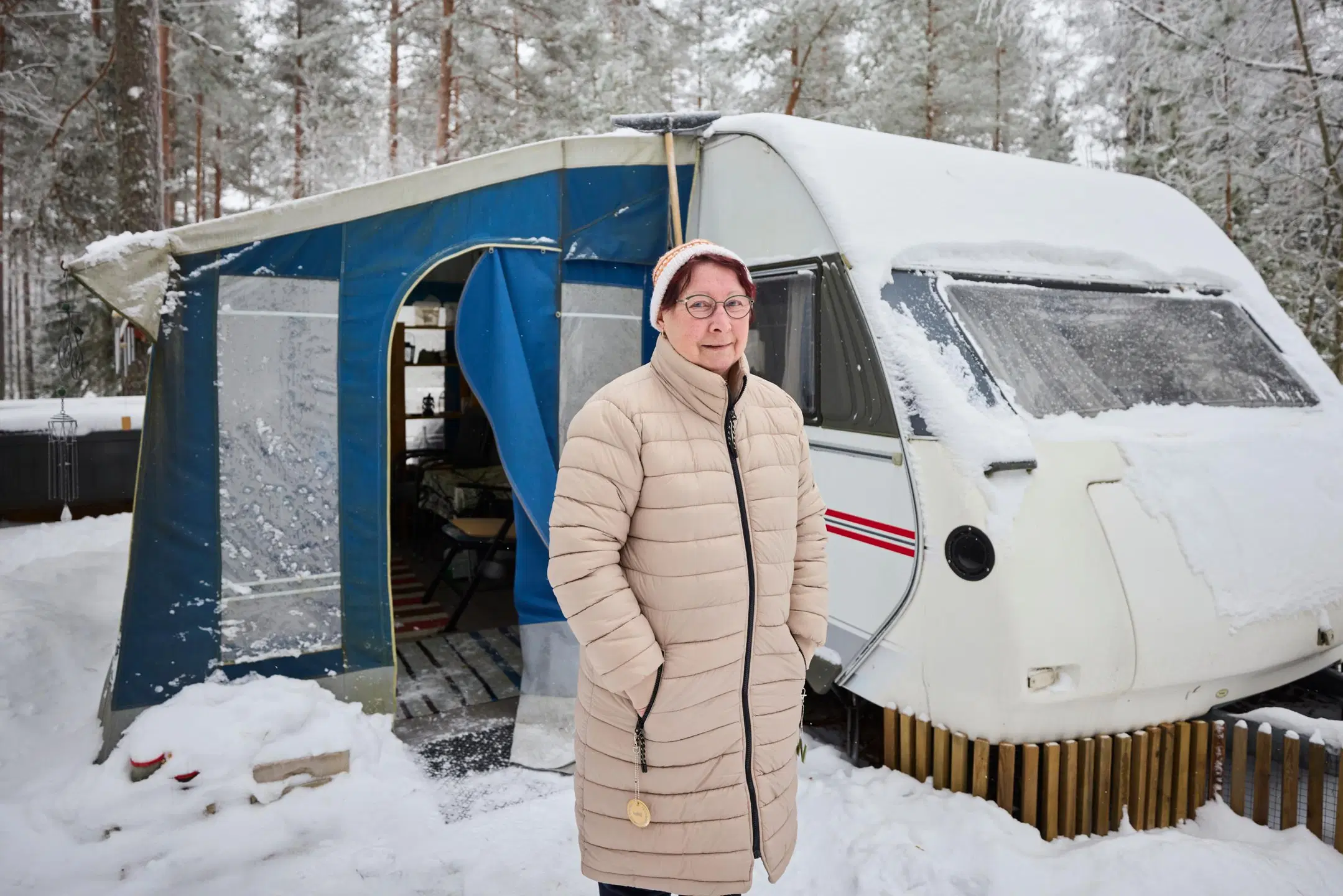 Rauni Myllykangas asuntovaunun edessä