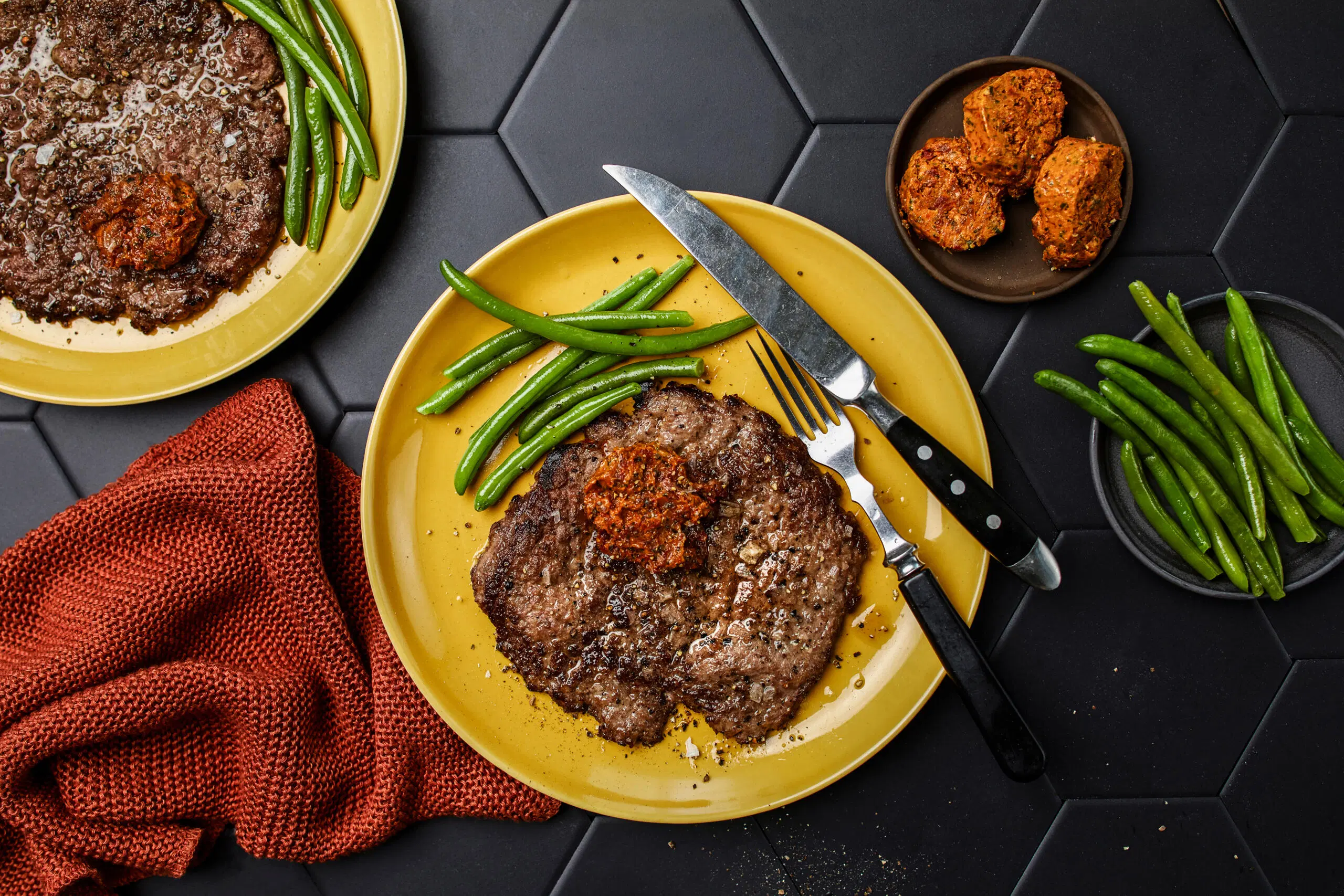 Lehtipihvit jauhelihasta, maustevoita ja vihreitä papuja