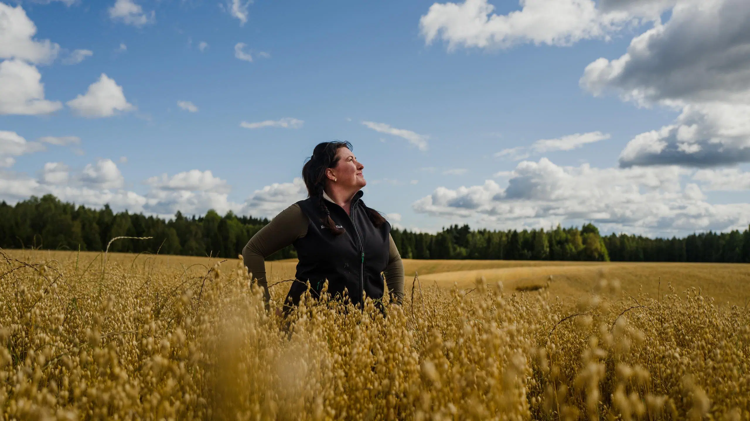 Terhi Kinnari seisoo kaurapellon keskellä