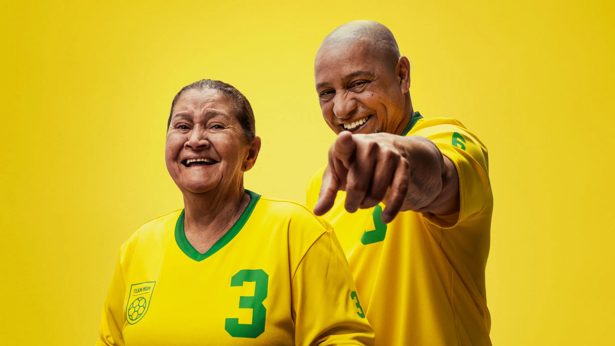Roberto Carlos äitinsä Veran kanssa, jolla on kädessään ruoka-astia.