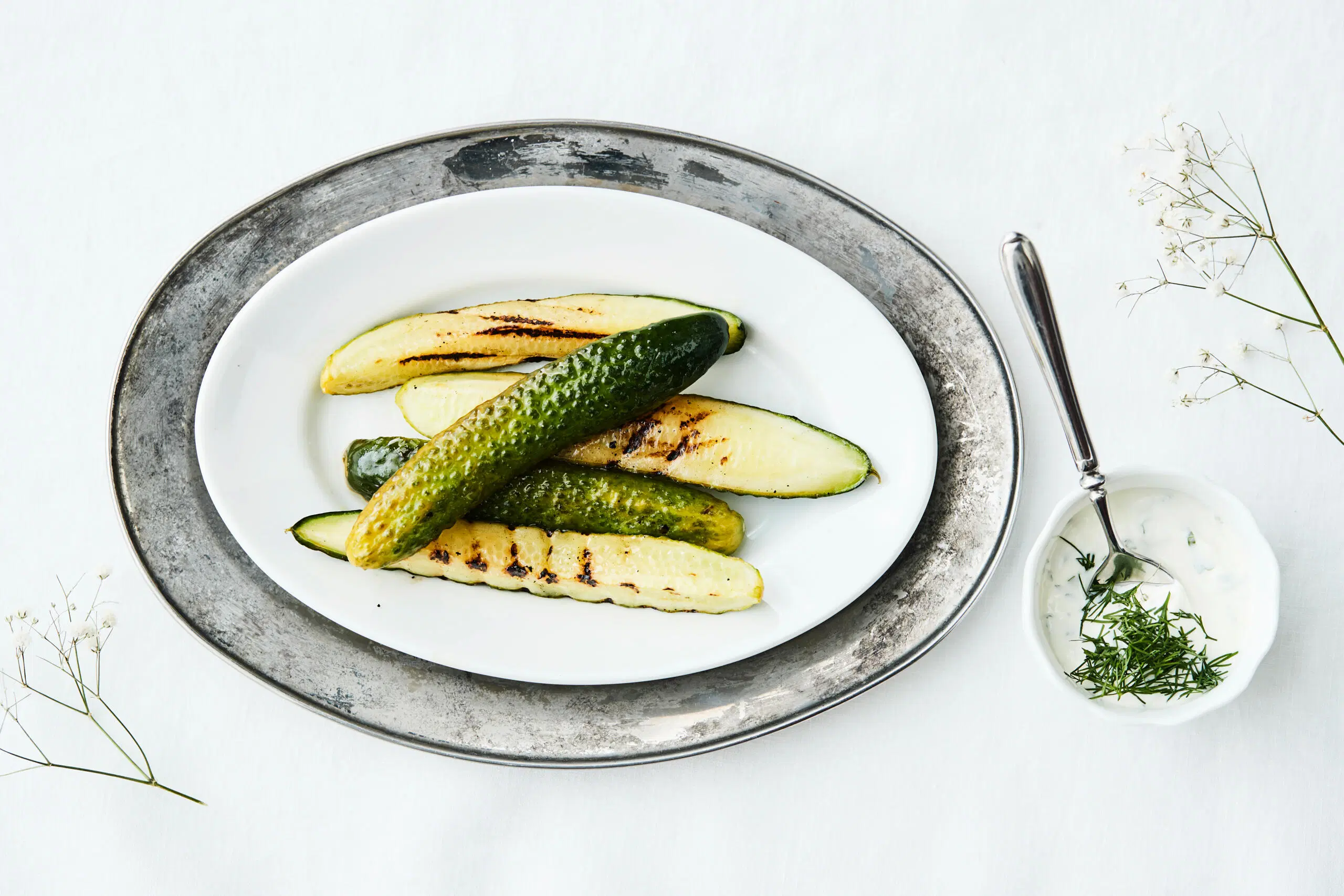Grillatut avomaankurkut ja piparjuurikastike
