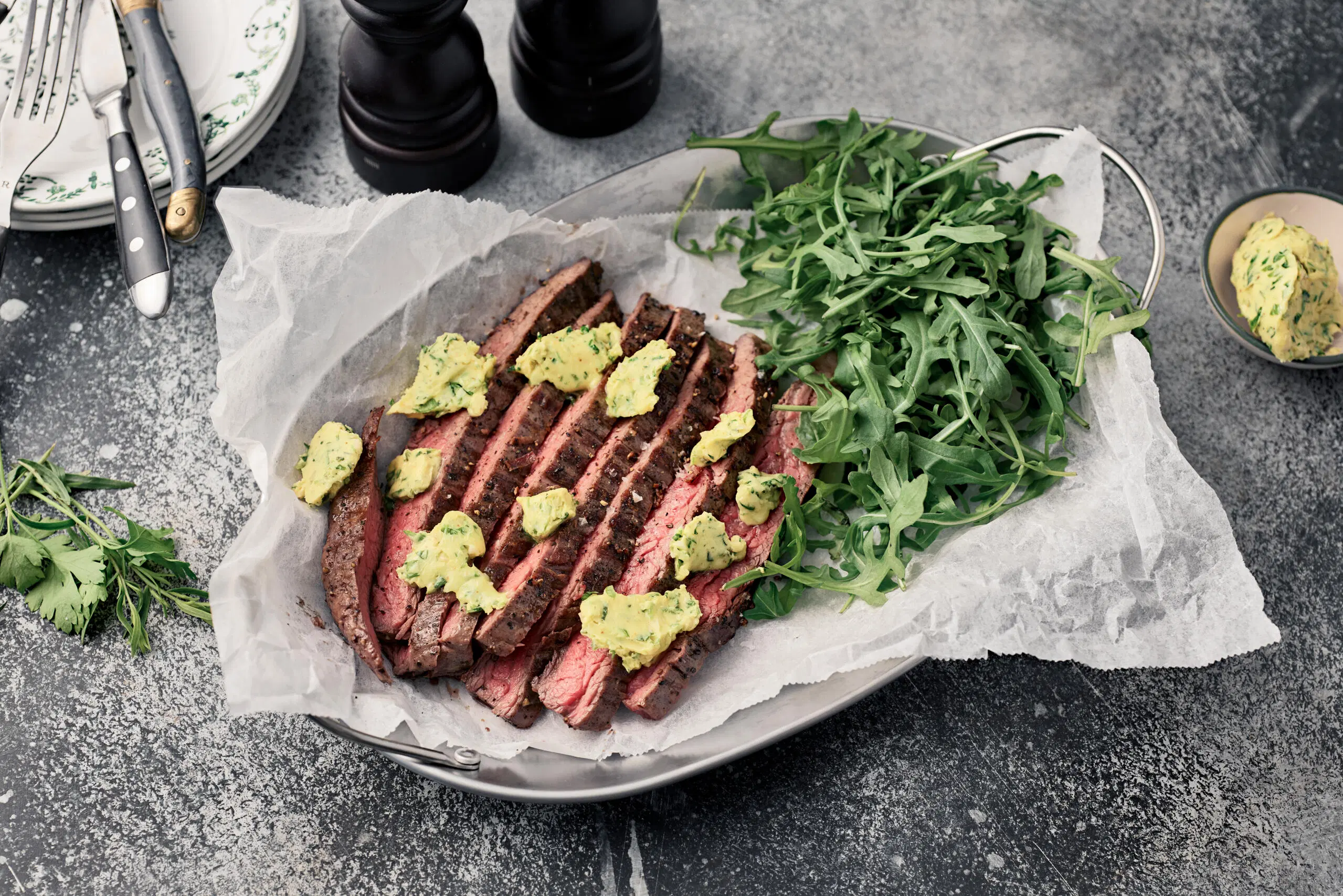 Grillattu flank steak ja Café de Paris -voi