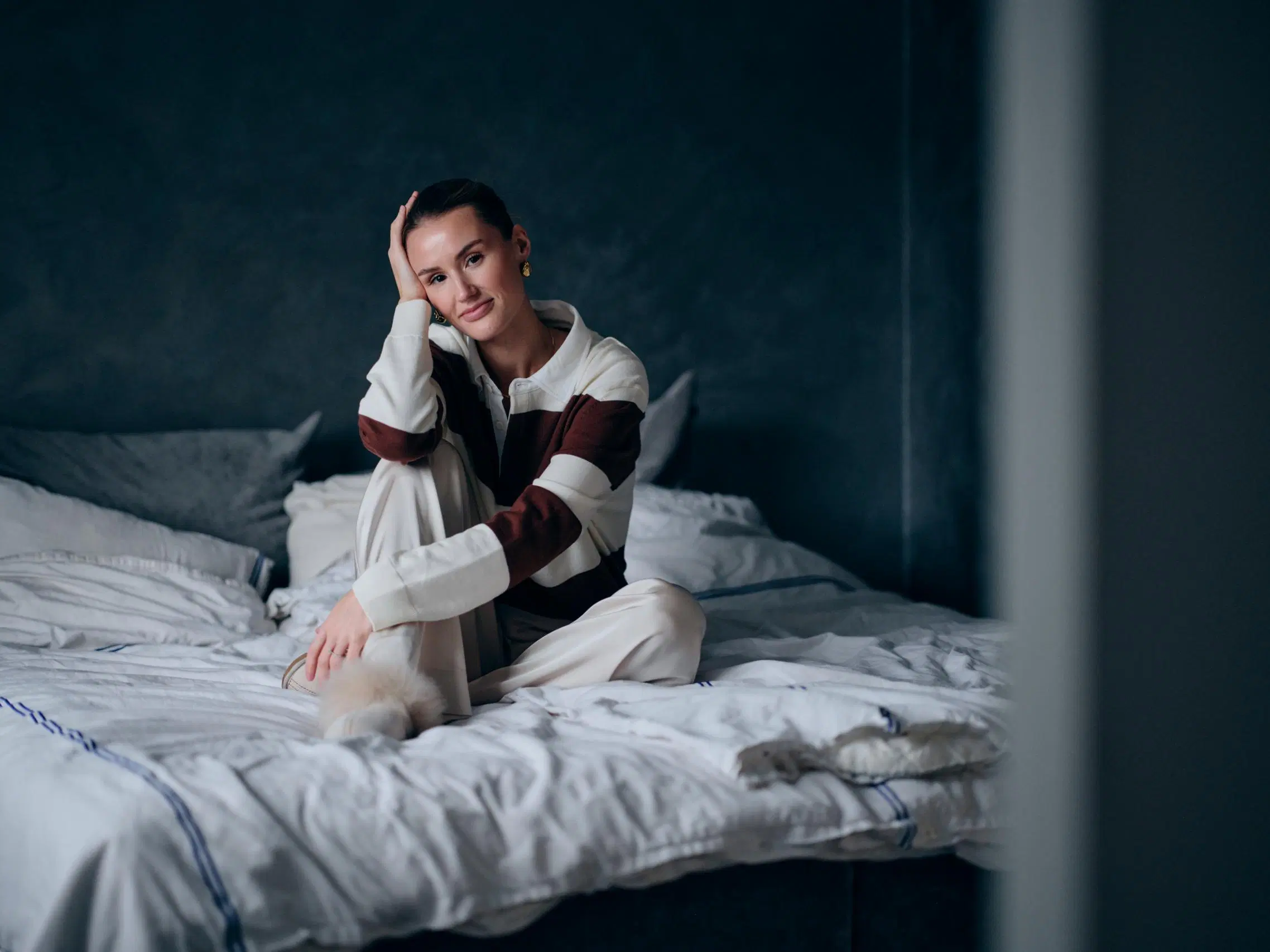 Beata Leppilampi istuu sängyllä