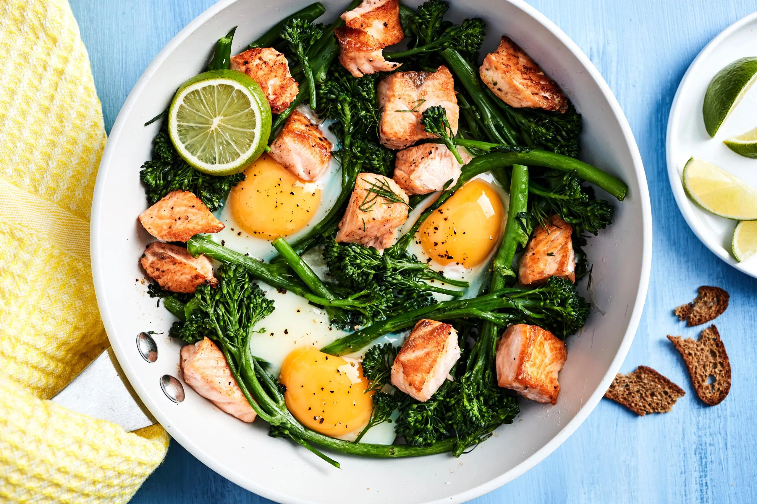 Broccolini-munapannu lohikuutioilla.