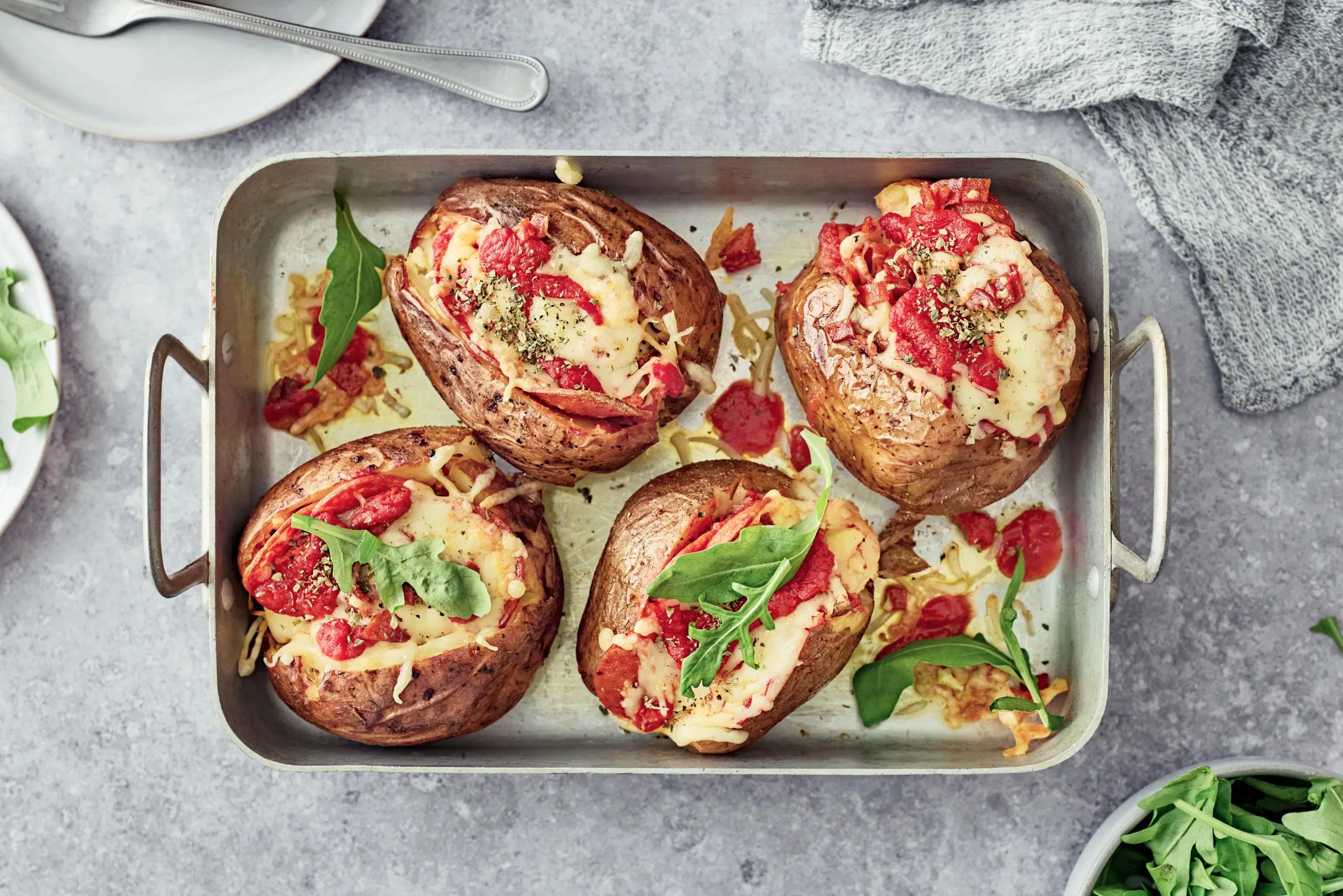 Uuniperunat pizzatäytteellä