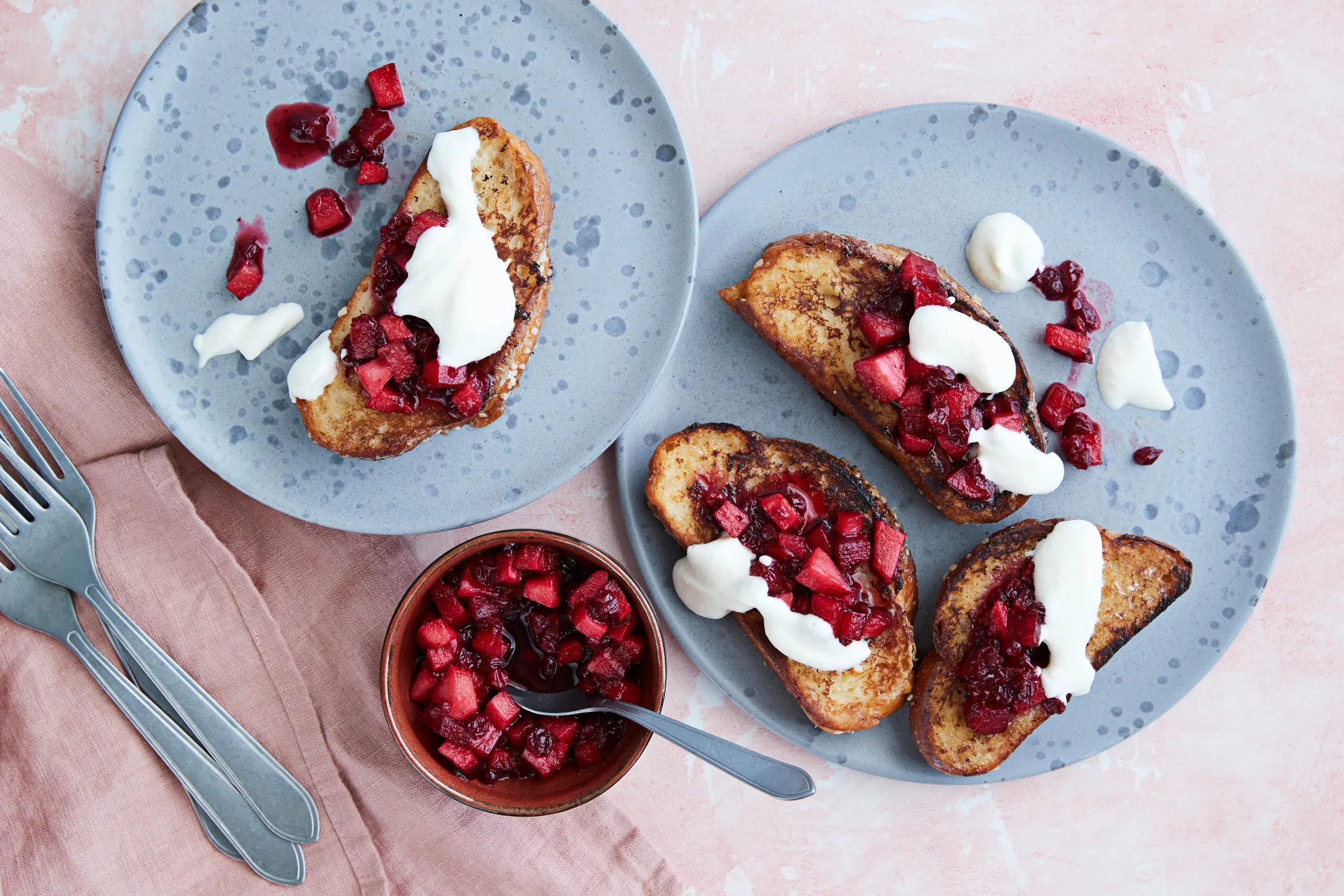 Puolukka-omenaritarit sinisillä lautasilla