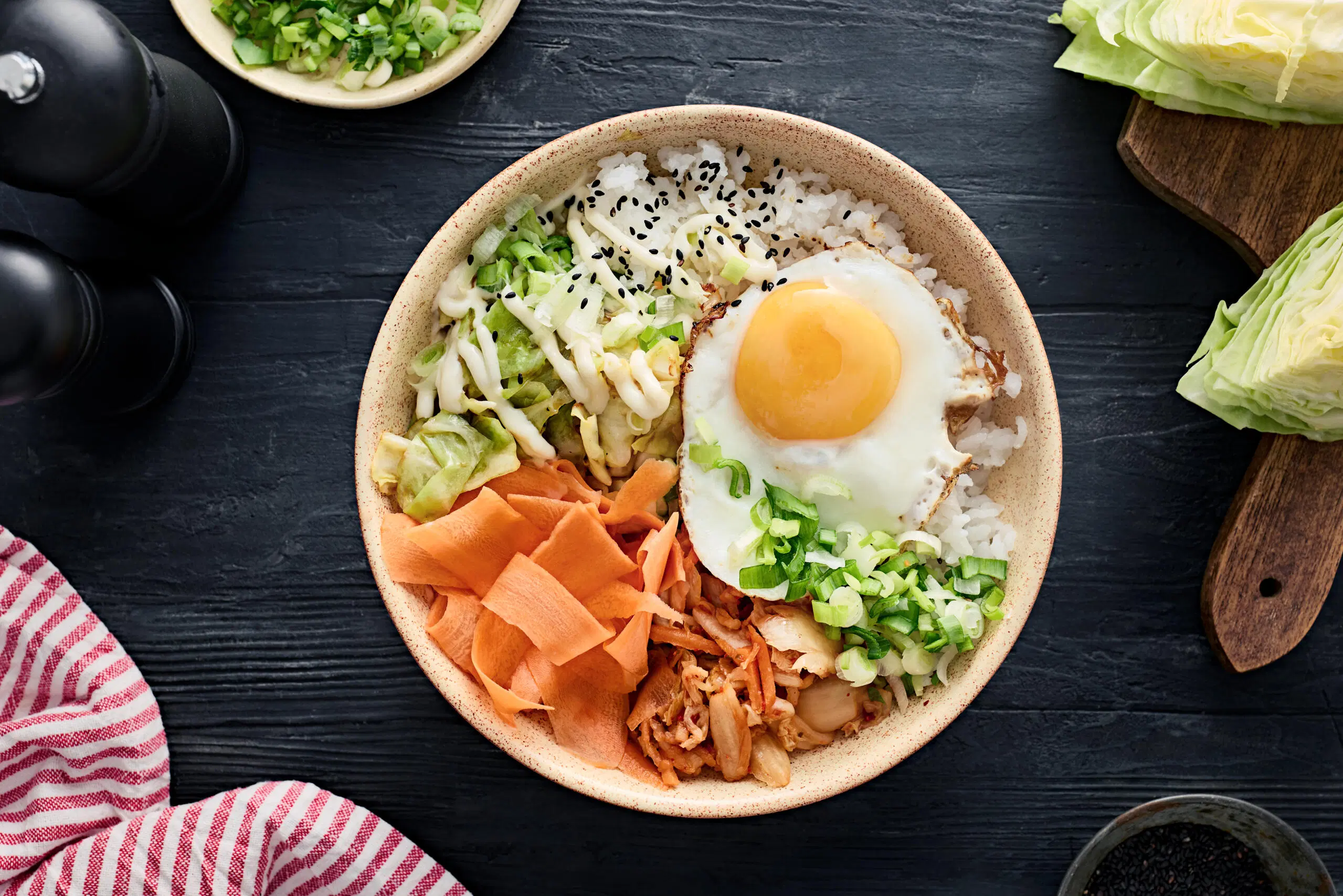 Varhaiskaali-bibimbap, vaakakuva.