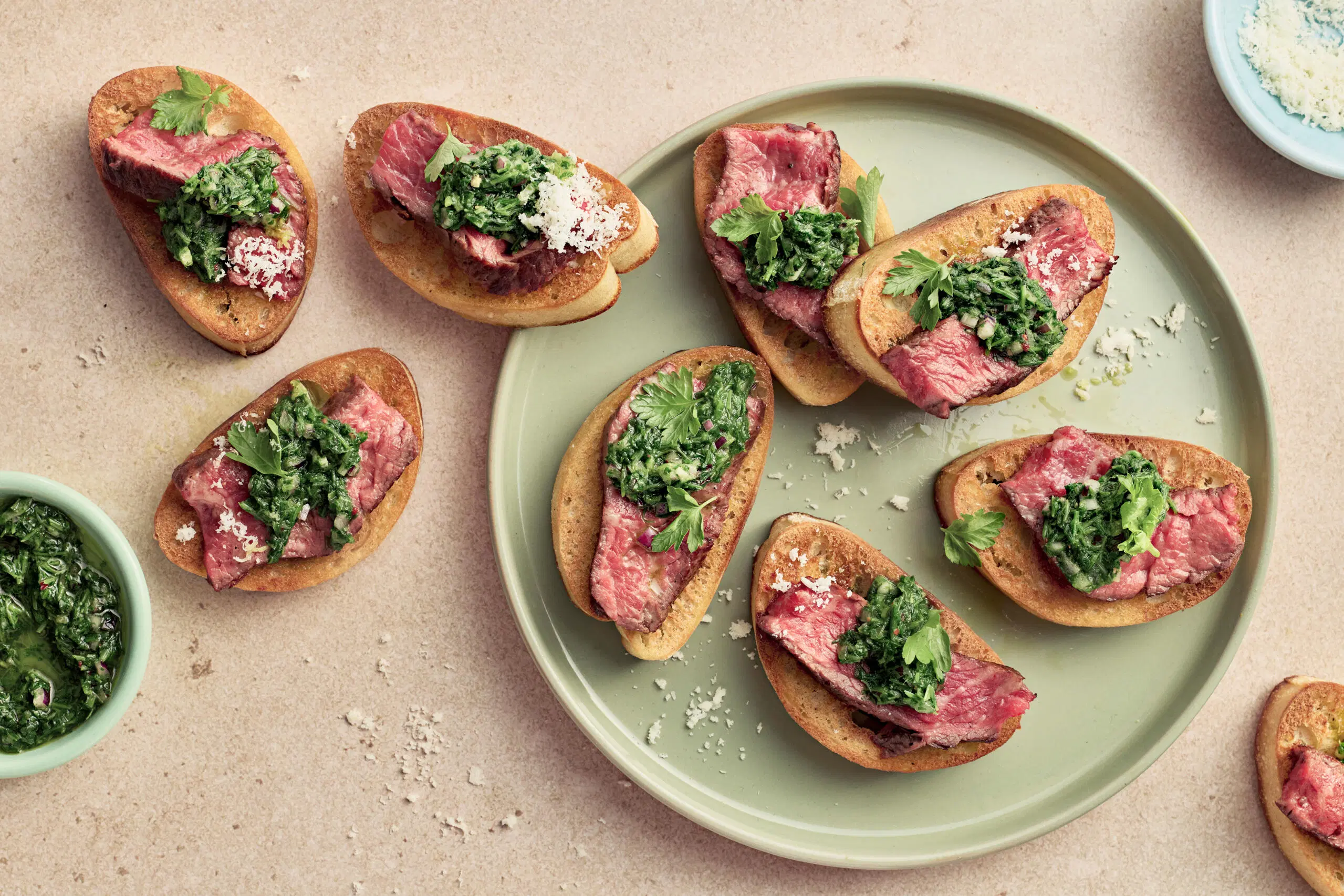 Grillatut pihvicrostinit ja chimichurri