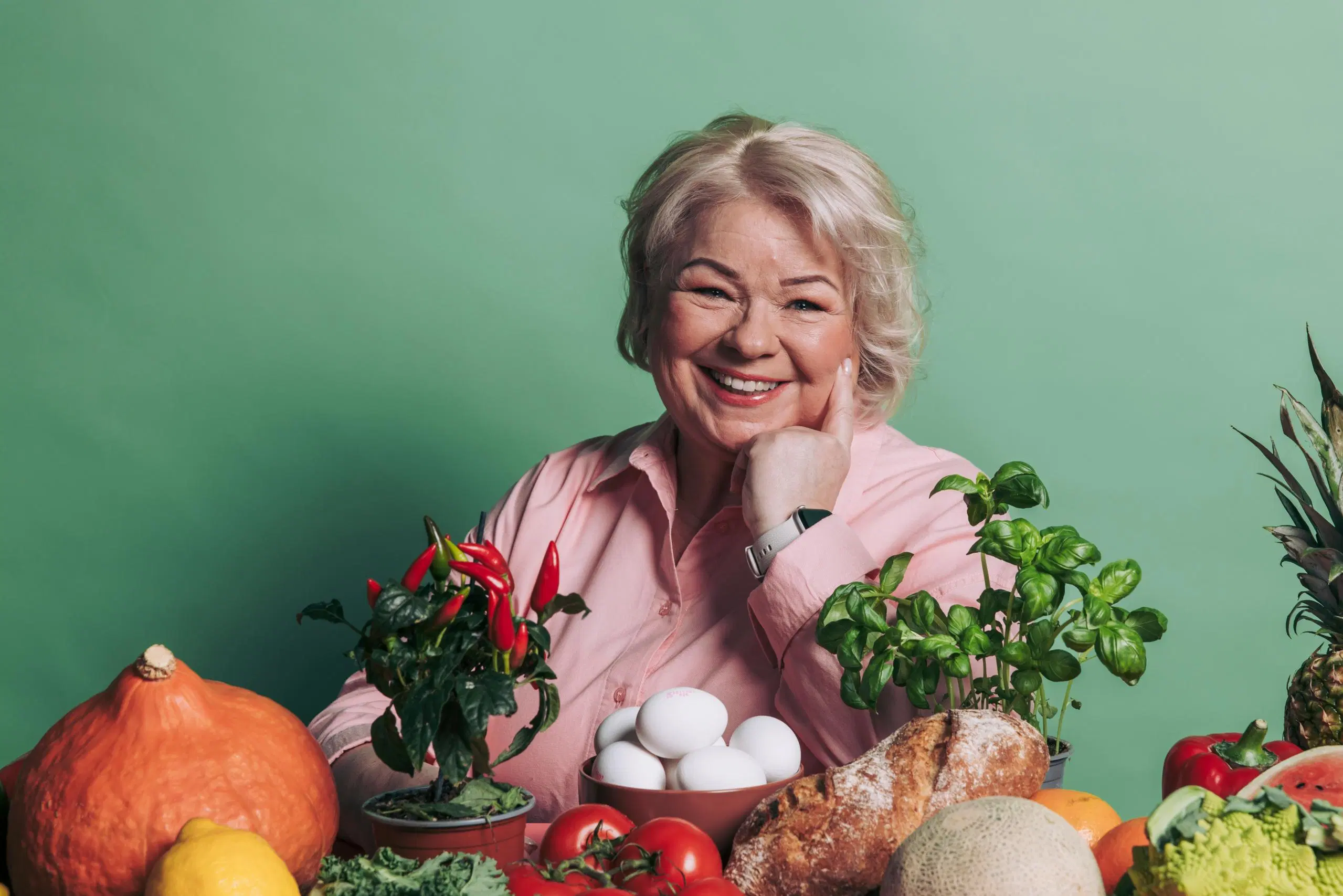 Sanna Autio edessään kasviksia