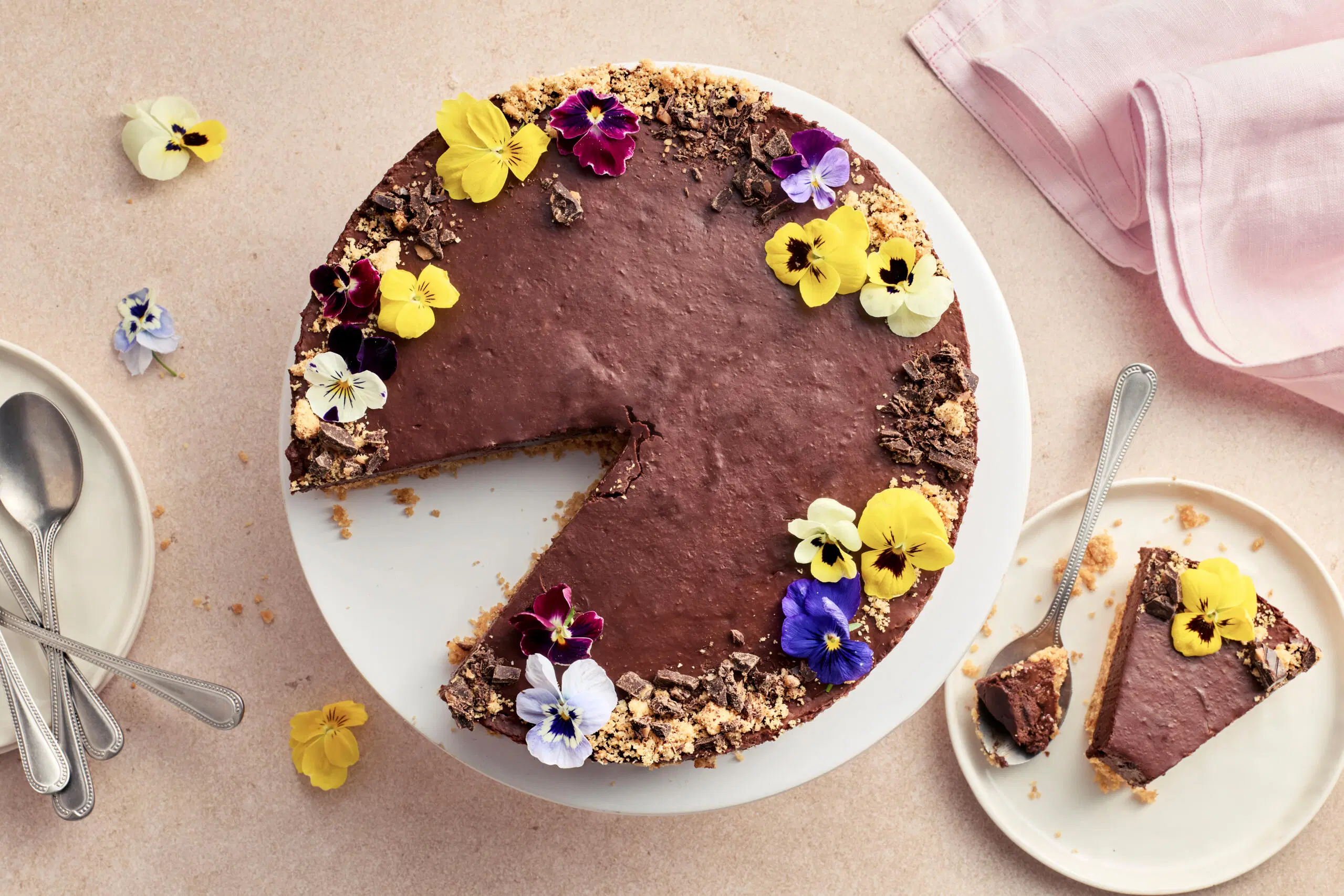 Neljän aineksen suklaa-persikkakakku