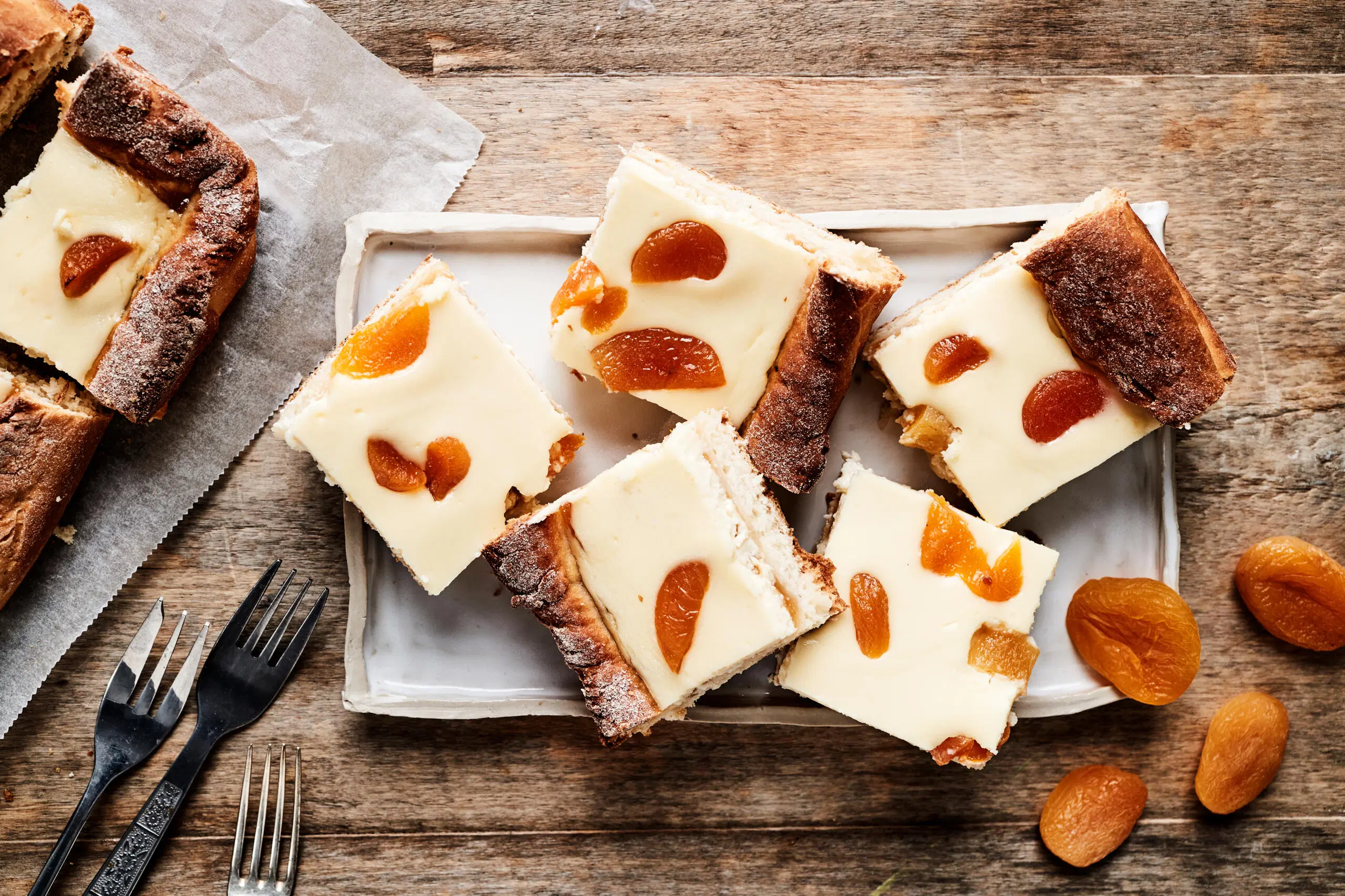 Aprikoosi-rahkapiirakka pullapohjalla