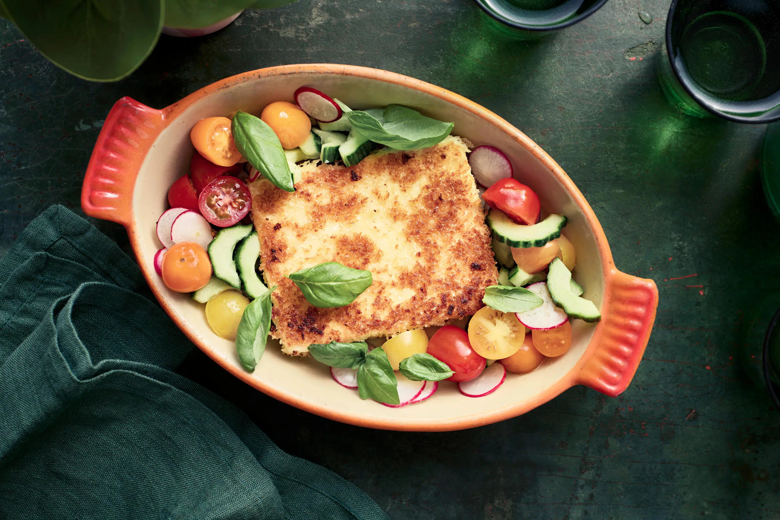 Crispy feta ja tomaatti-retiisisalaatti