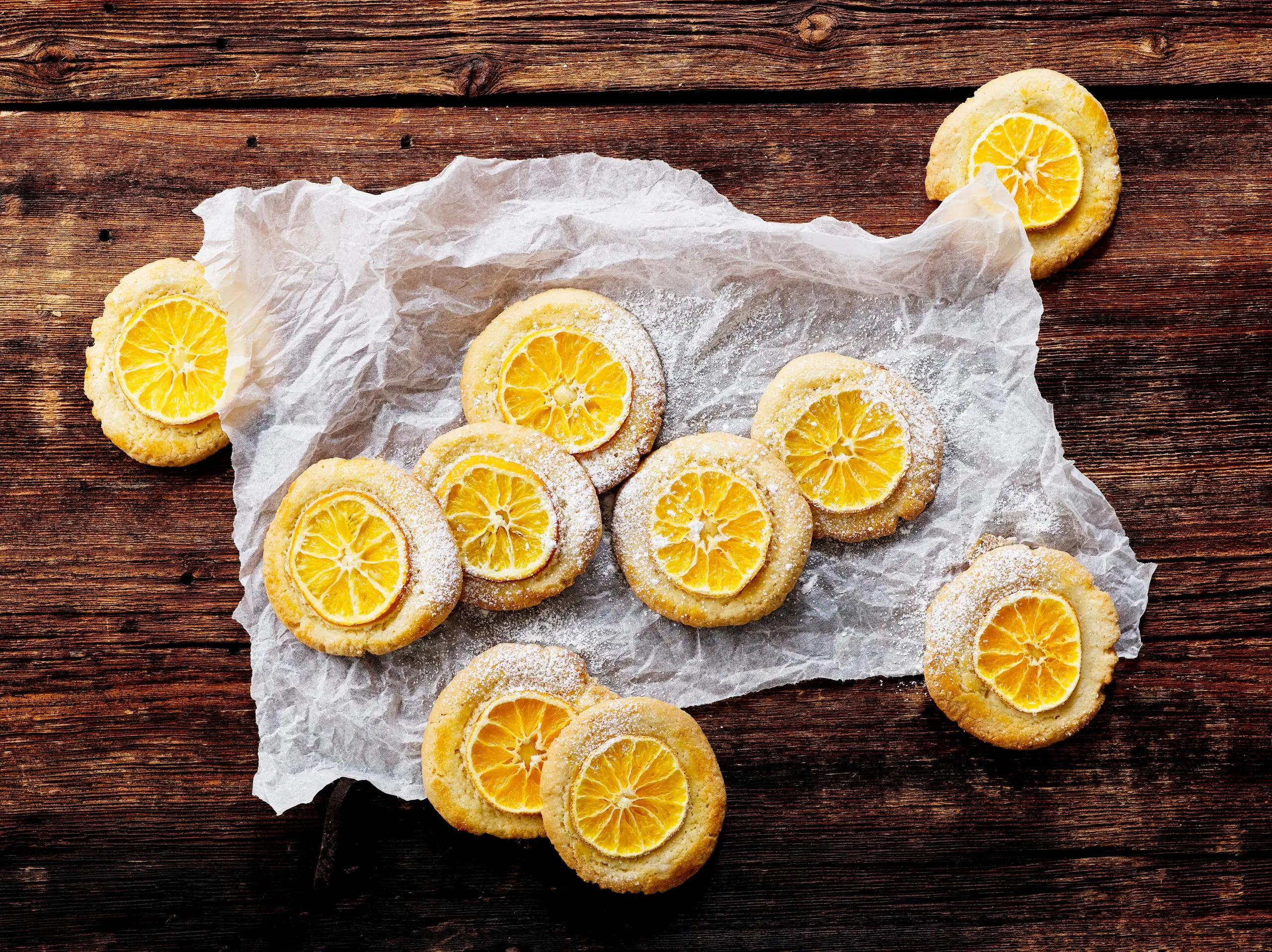 Klementiiniiipaleilla koristeltuja muropikkuleipiä.