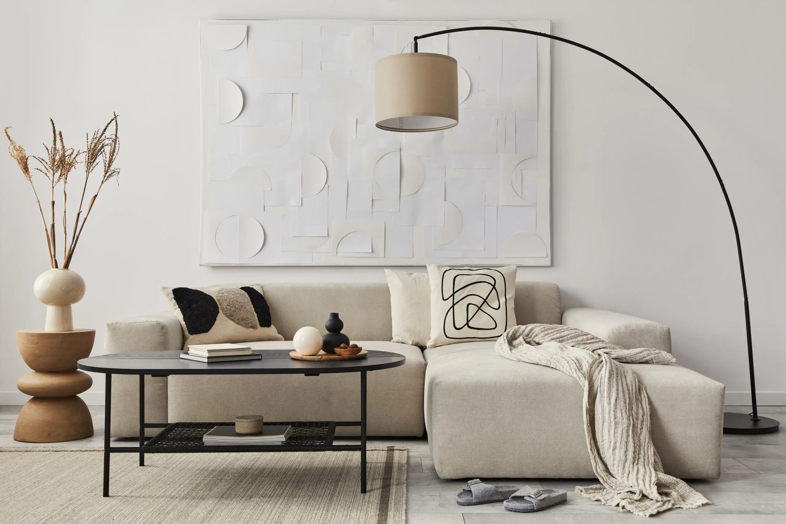 Trendikkäästi sisustettu, vaalea olohuone