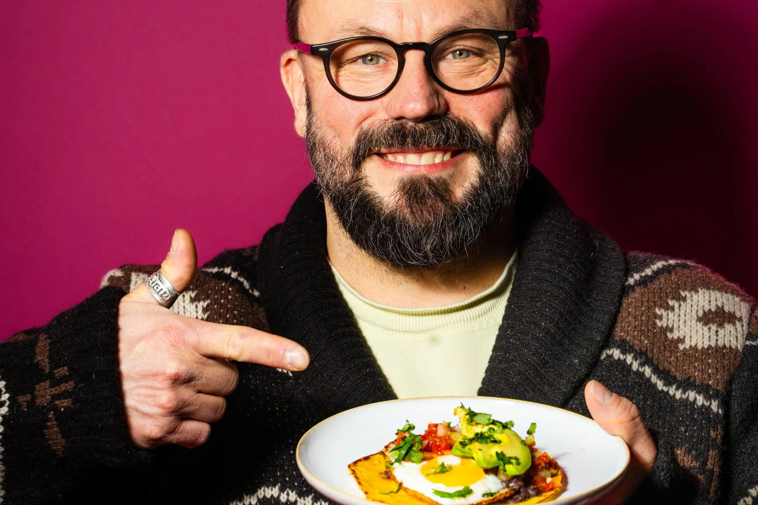 Riku Rantala kädessään huevos ranheros -annos