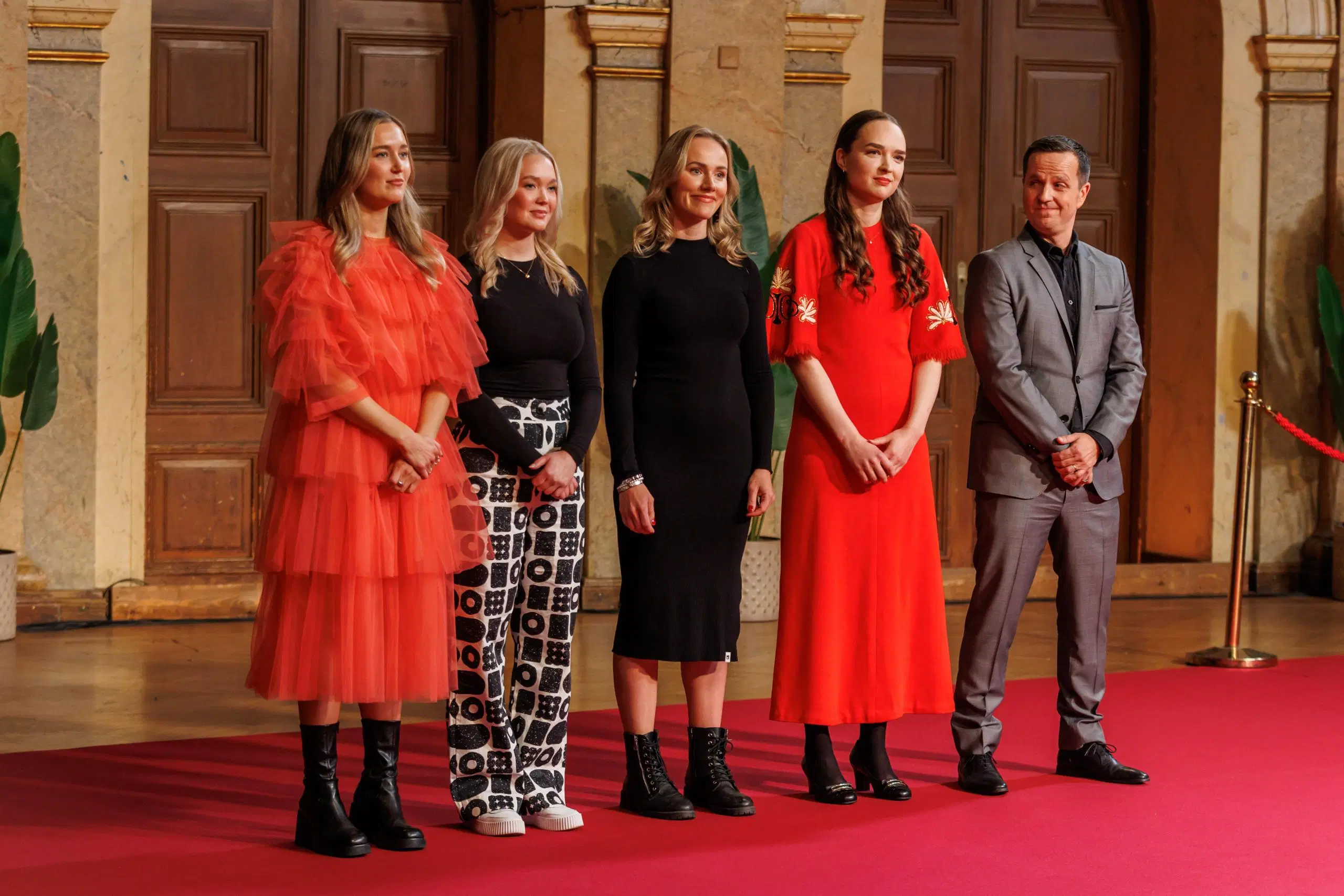 Finalistit seisovat rivissä tuomariston edessä.