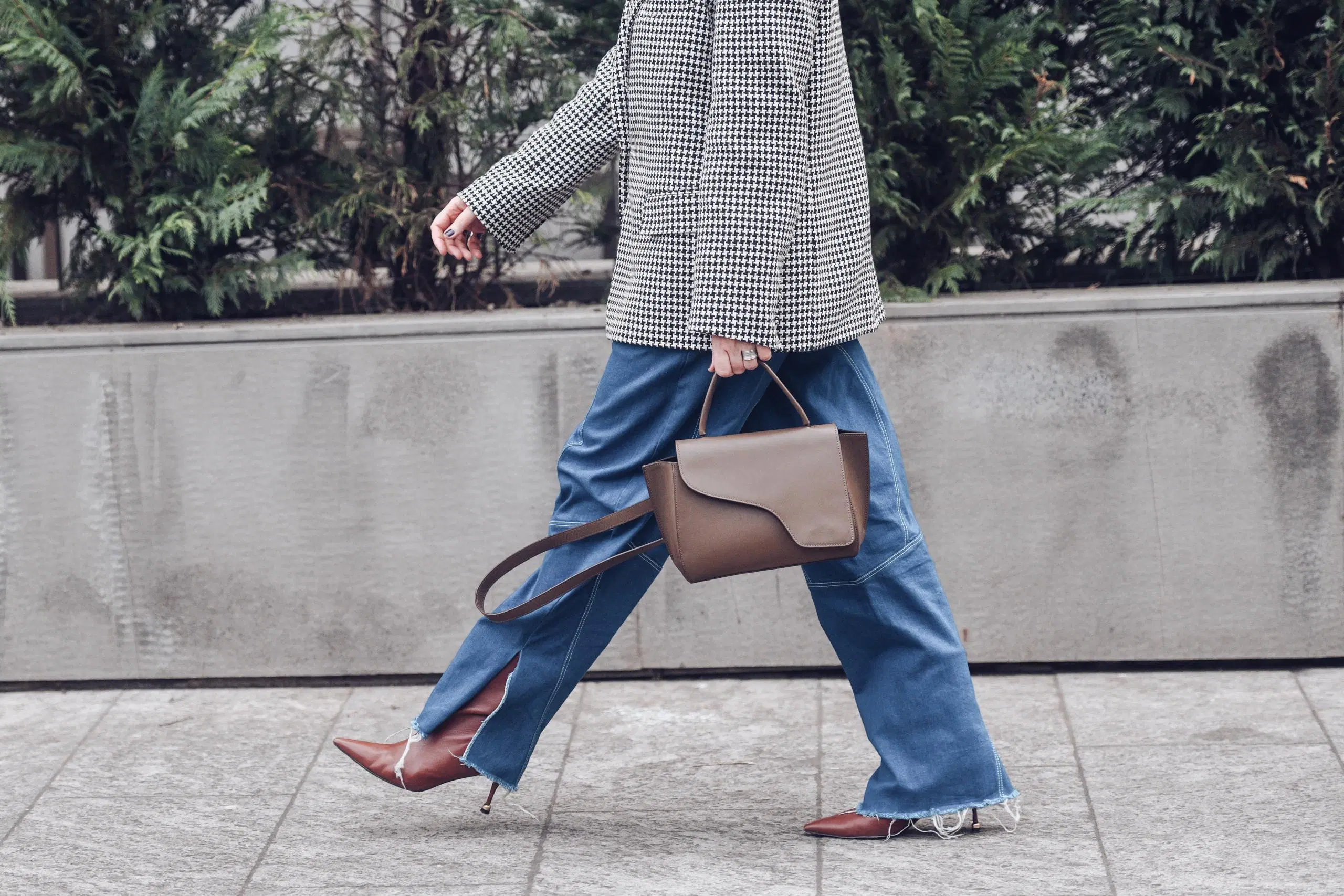 Baggy-mallisiin farkkuihin pukeutunut nainen kävelee kadulla