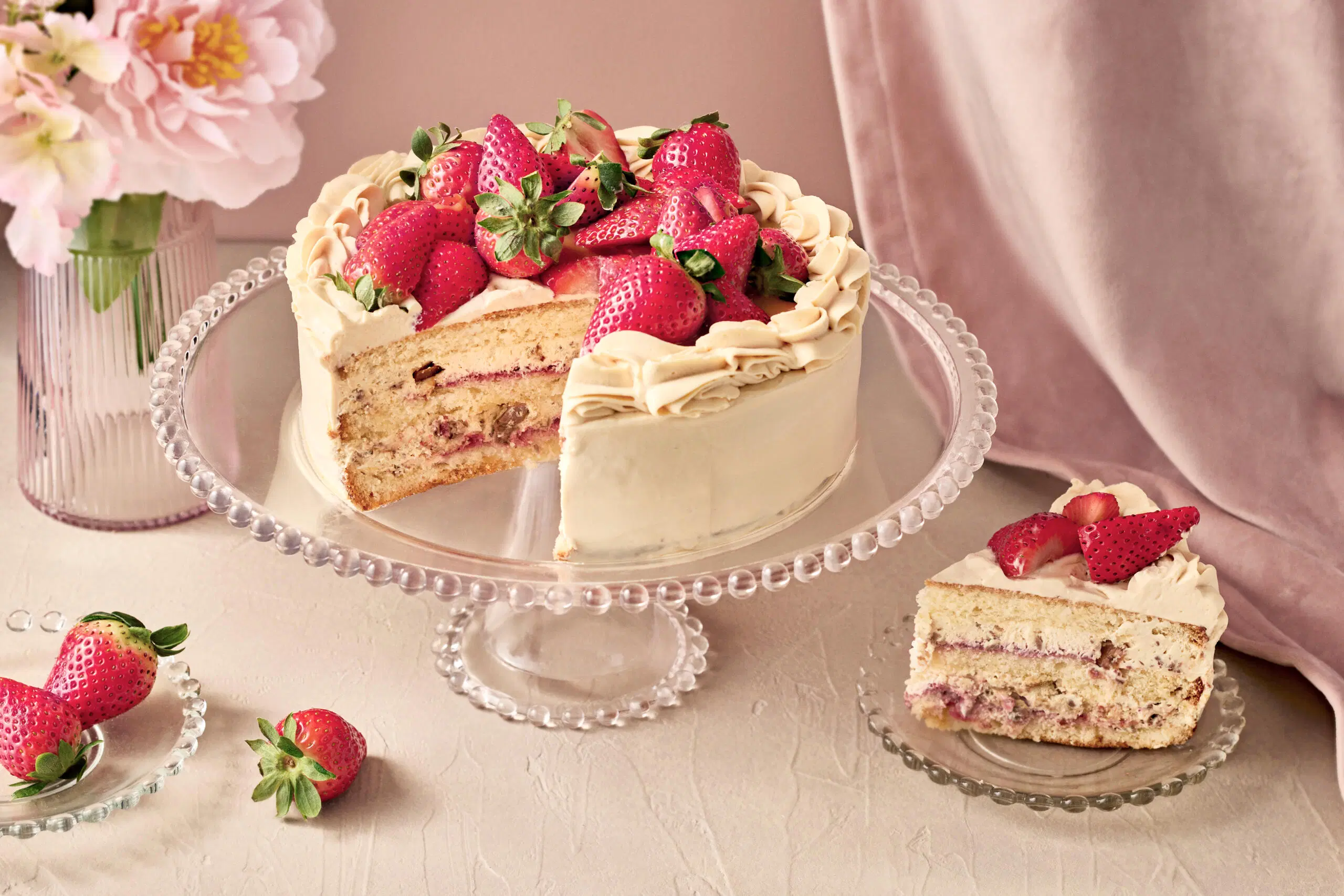 Raikas mansikka-kinuskikakku