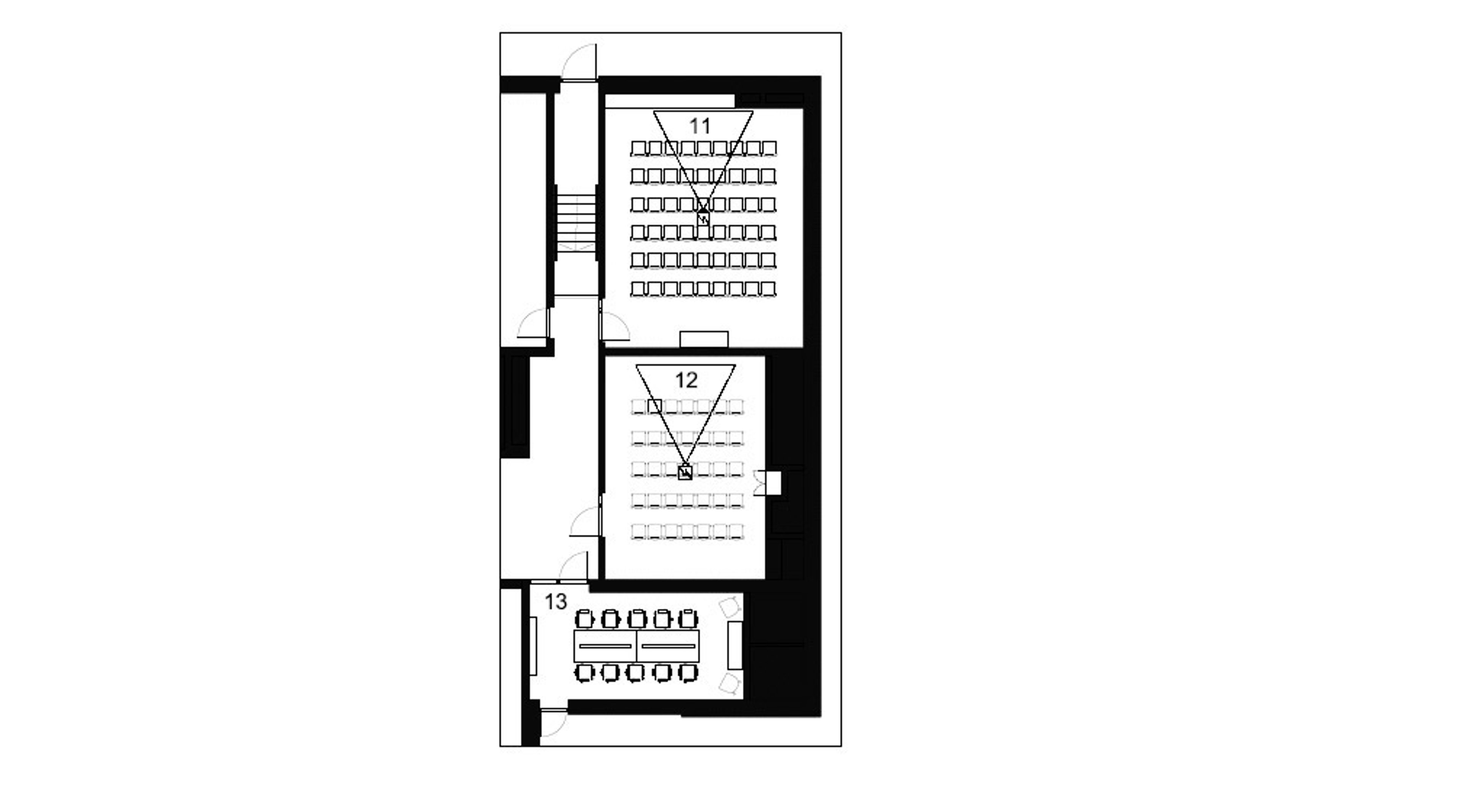 Pohjapiirros, jossa näkyy kaksi auditoriota ja kokoushuone numerolla 13, sekä portaikko vasemmalla.