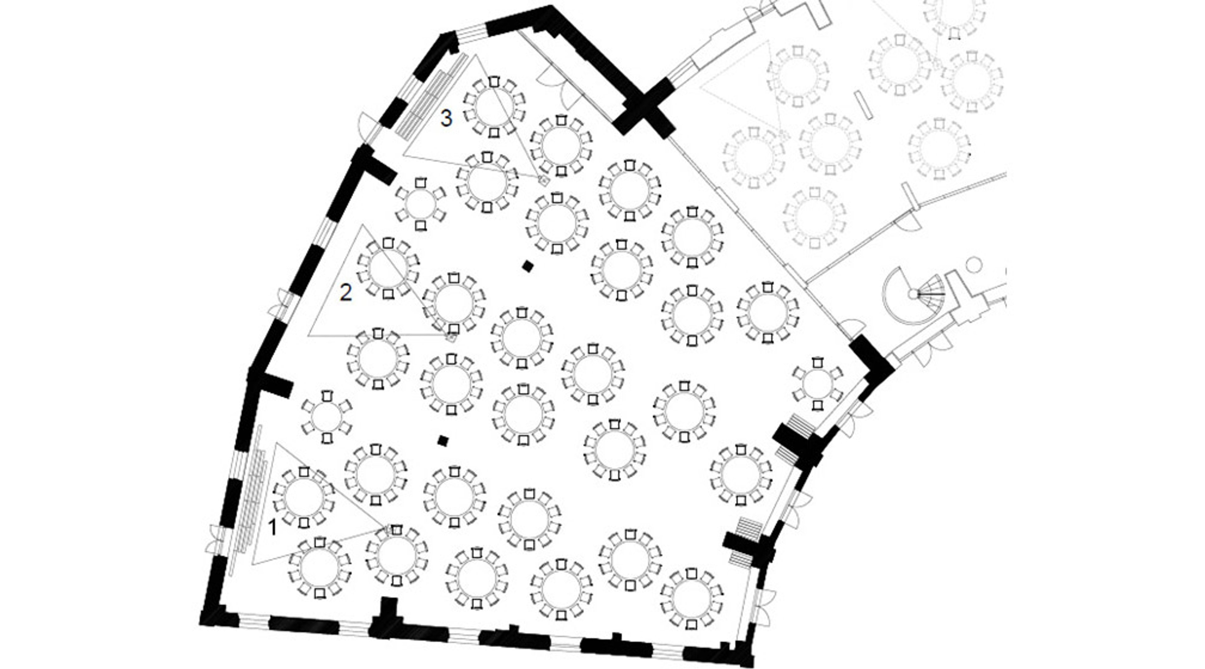 Pohjapiirros tilasta, jossa on useita pyöreitä pöytiä tuoleilla ympäröitynä. Tila on epäsäännöllisen muotoinen ja numeroitu alueittain.