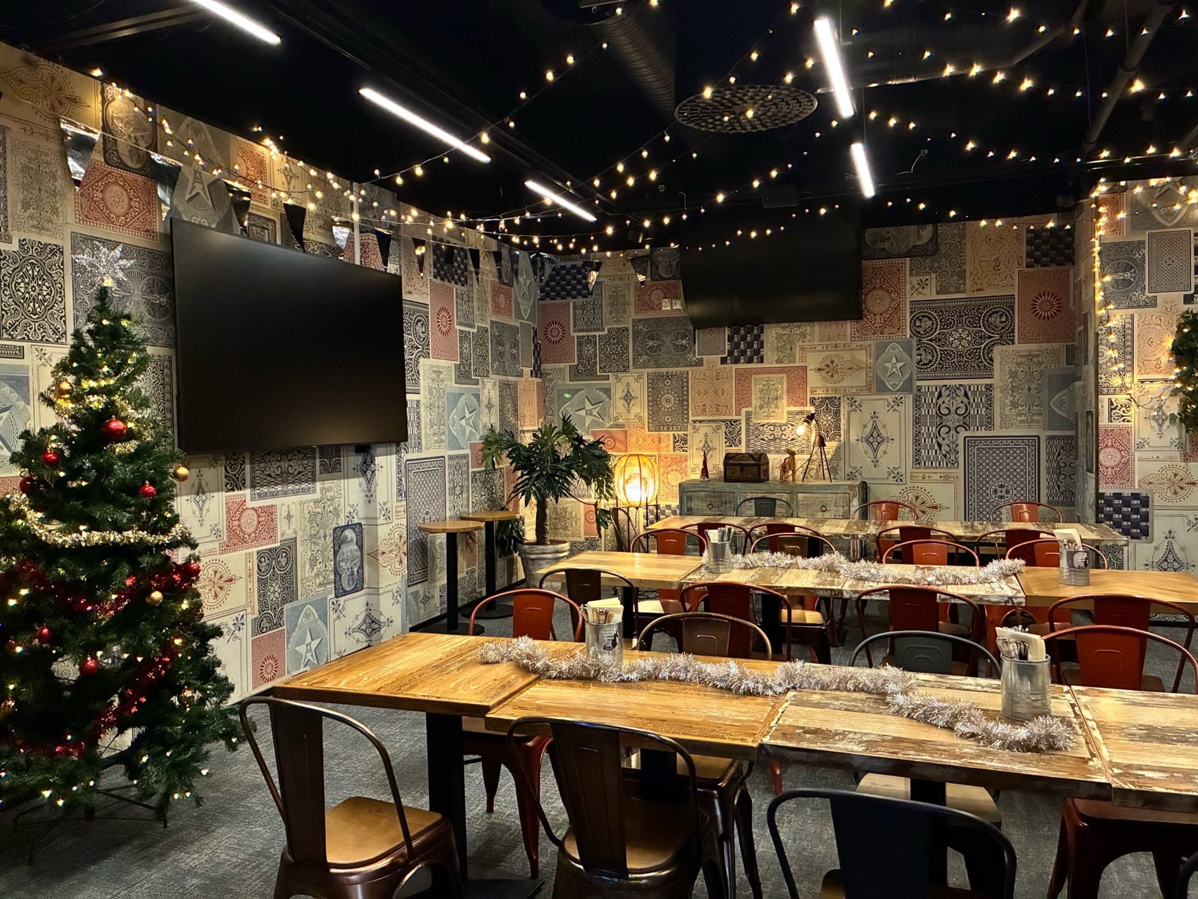 Varaa käyttöösi meidän Saluuna-Kabinetti kokous tai kisakatsomo tarkoitukseen.