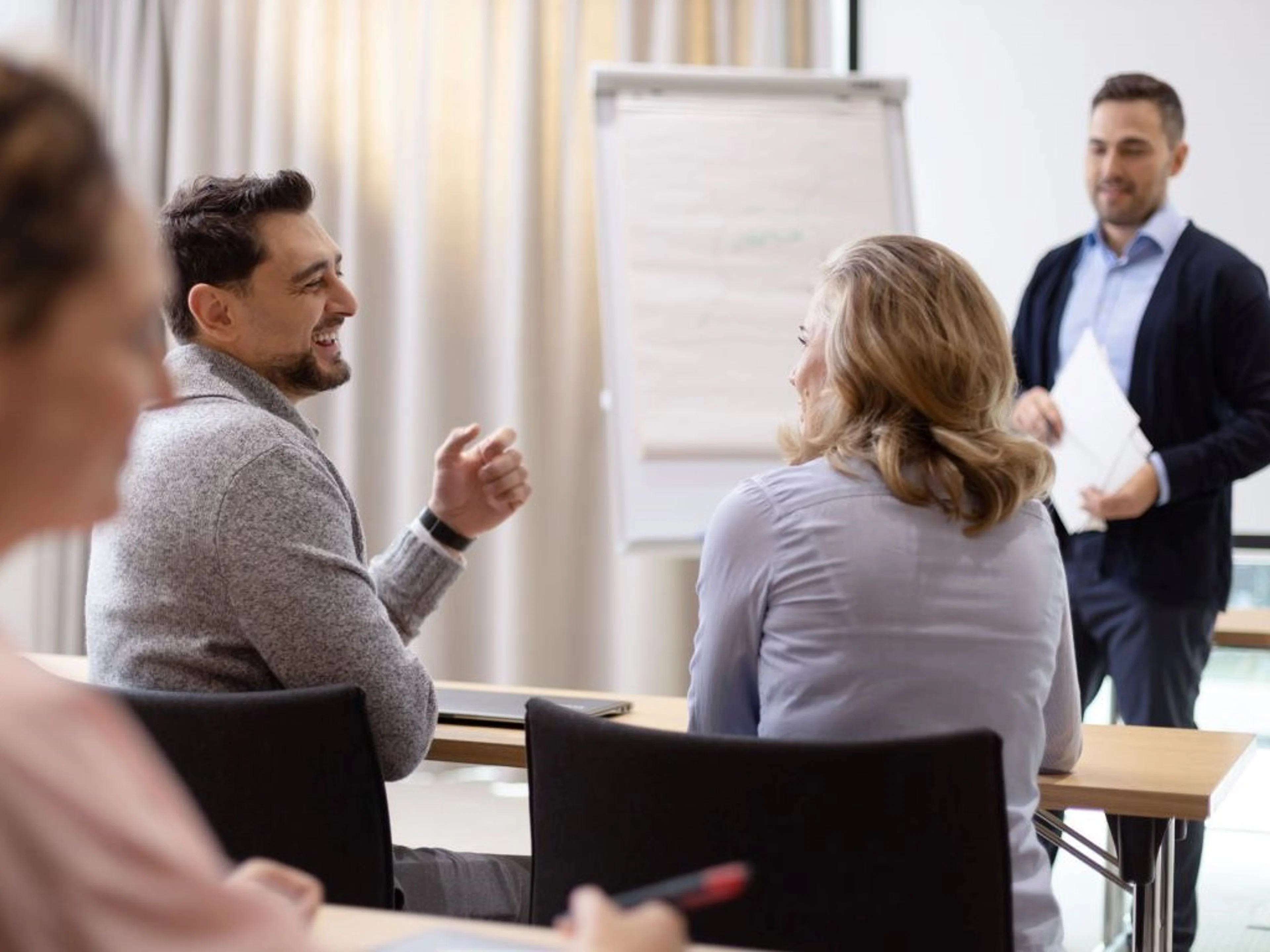 Kokoustila, jossa osallistujat käyvät liikekeskustelua.