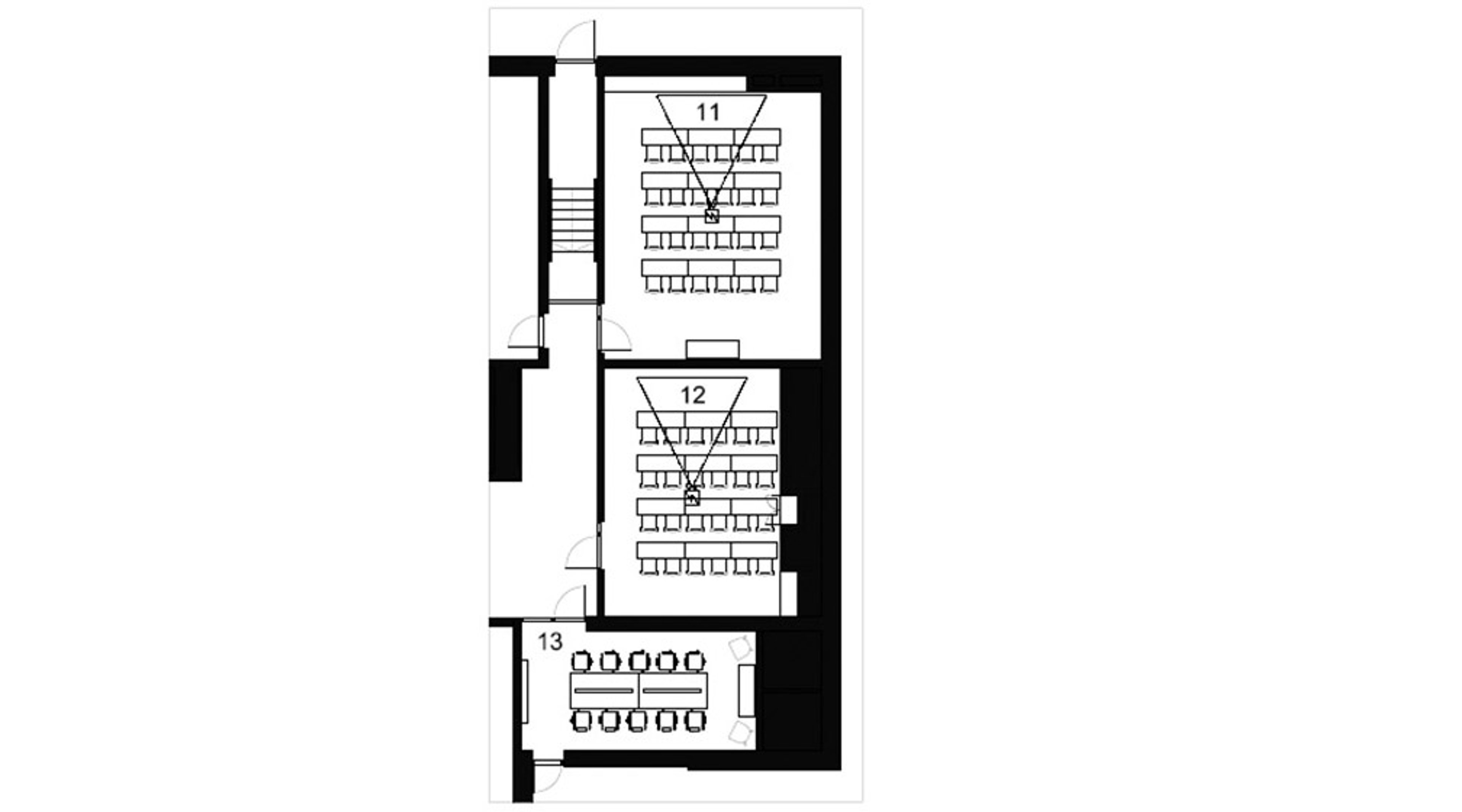 Pohjapiirros kolmesta huoneesta: kaksi auditoriota istuimilla ja projektoreilla sekä kokoustila pitkällä pöydällä ja tuoleilla.