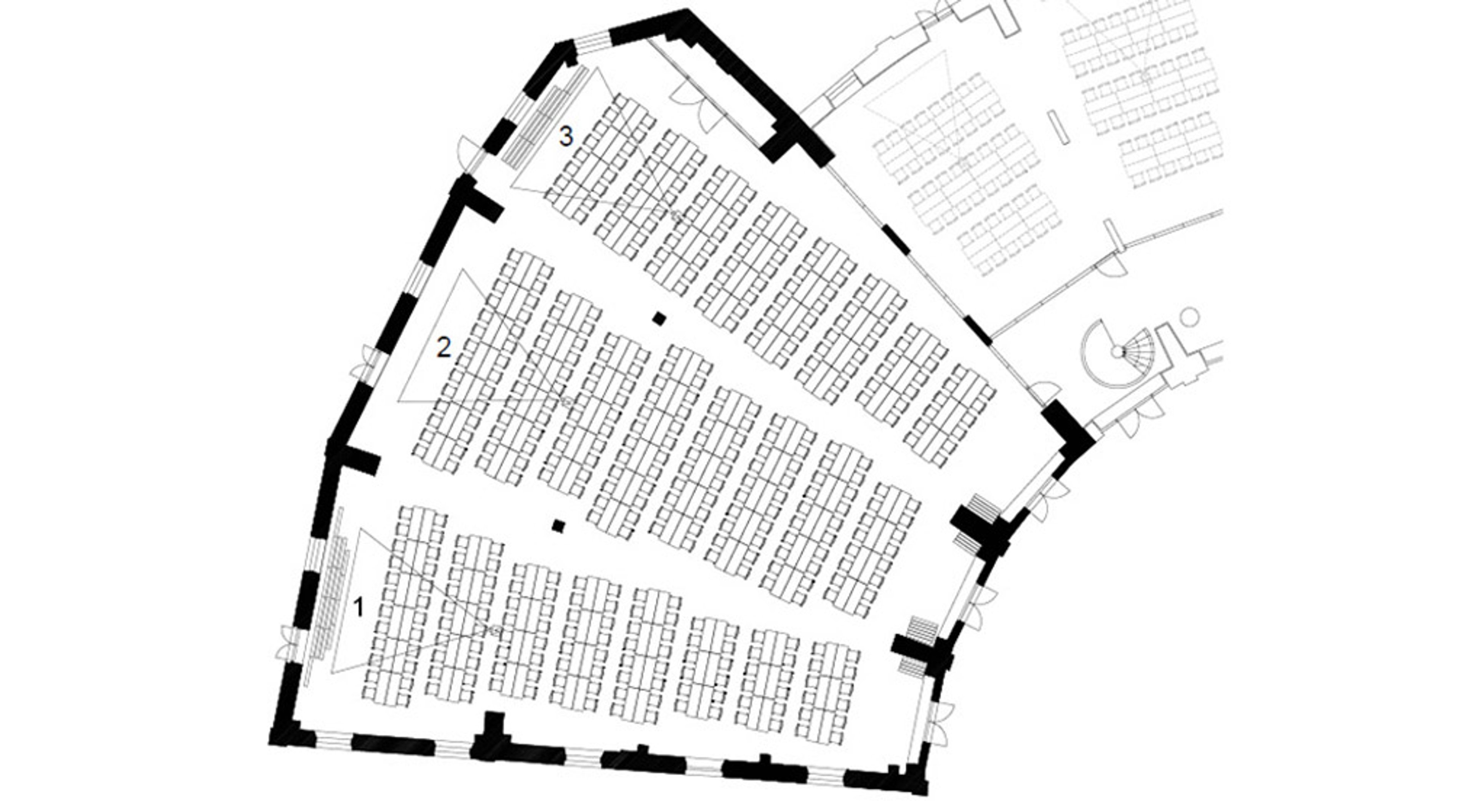 Auditorion pohjapiirustus, jossa näkyy istuimet järjestettynä kolmeen osioon ja numeroidut lavat tai esitysalueet.