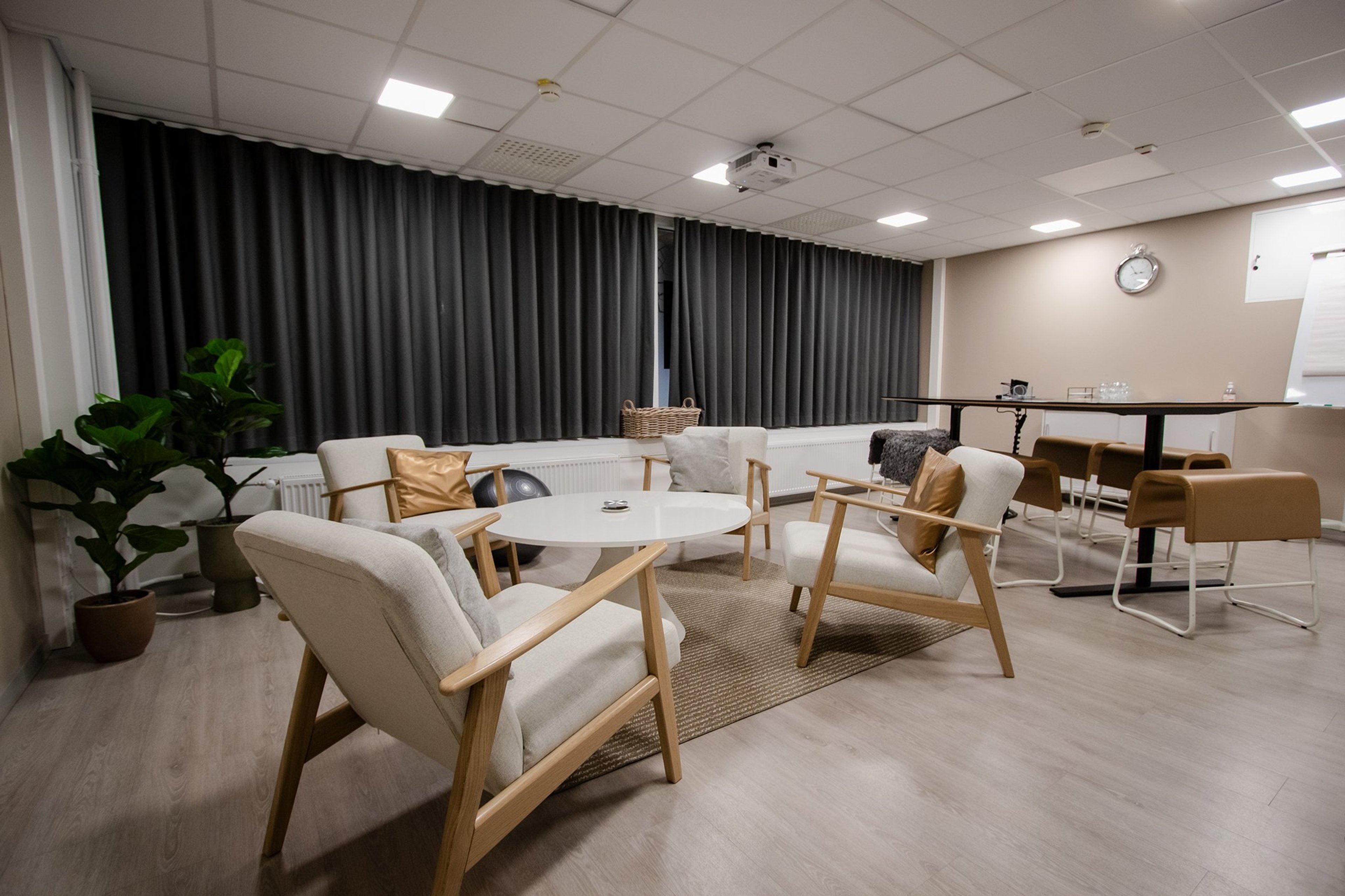 Moderni oleskelutila.Säädettävä sähköpöytä. Kokousvälineinä tilassa on TV/screen, nopea langaton laajakaista kaikille kokousvieraille, fläppitaulu ja muistiinpanovälineet.