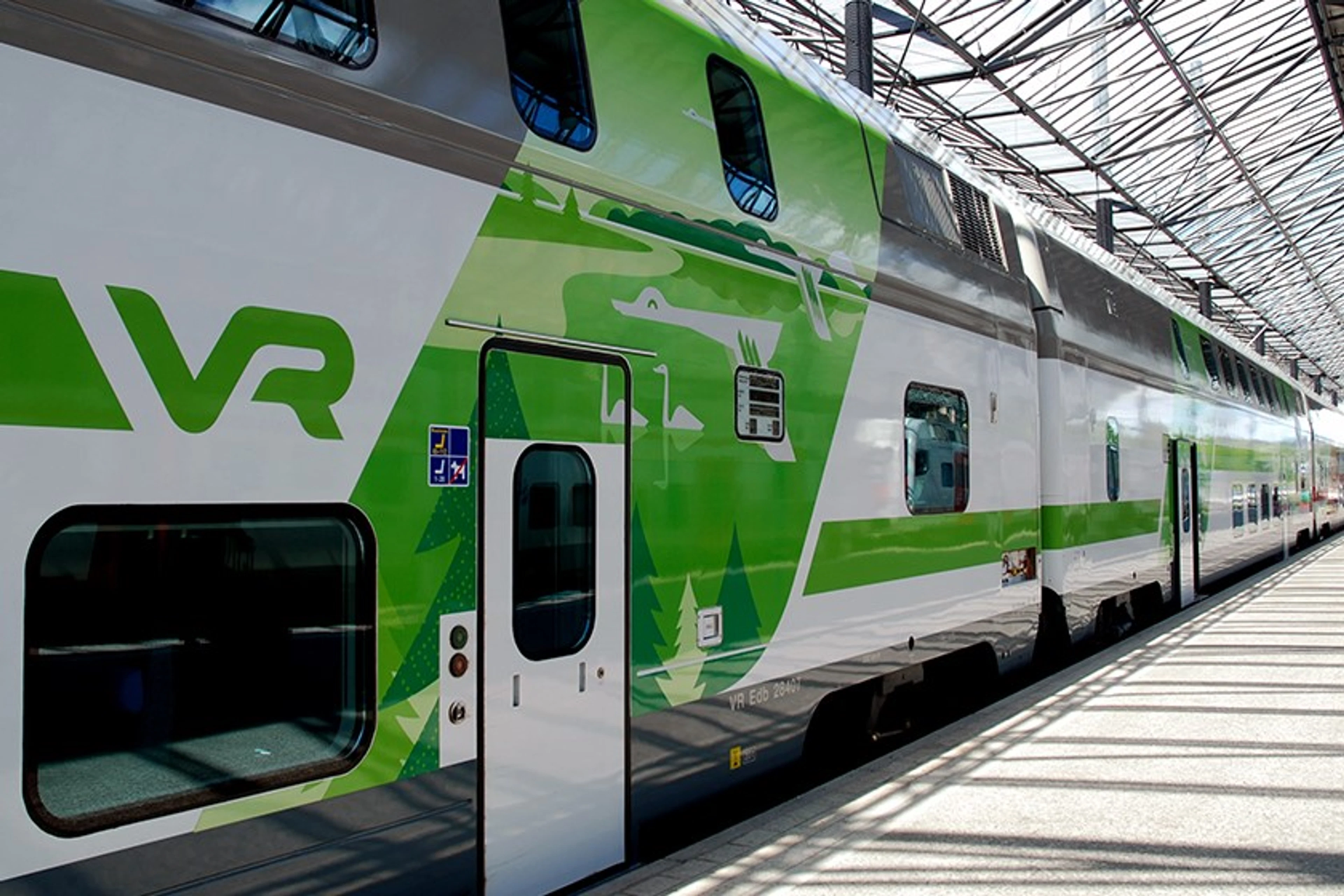 VR:n juna rautatieasemalla