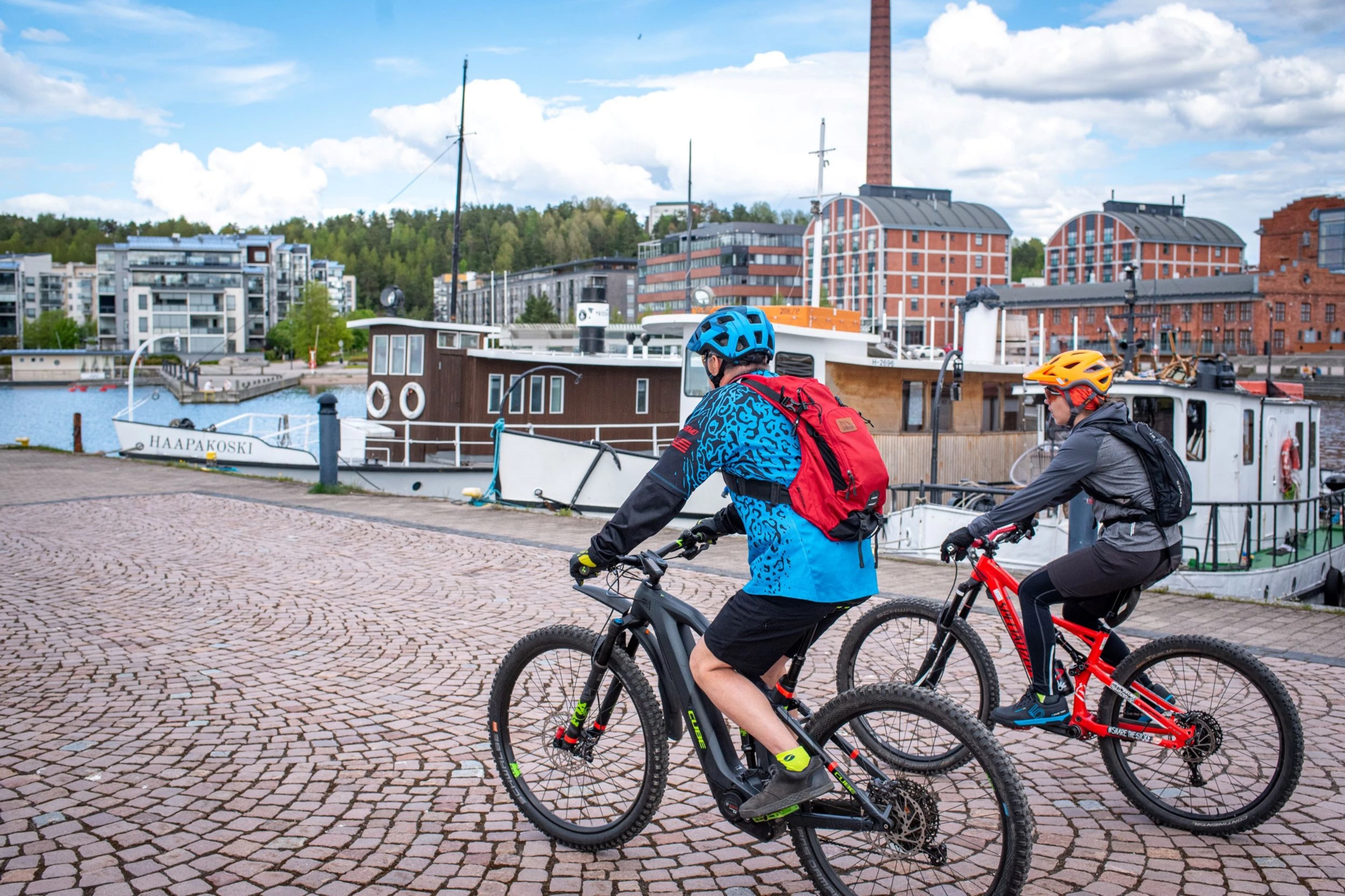 Kaksi pyöräilijää Lahden Satamassa