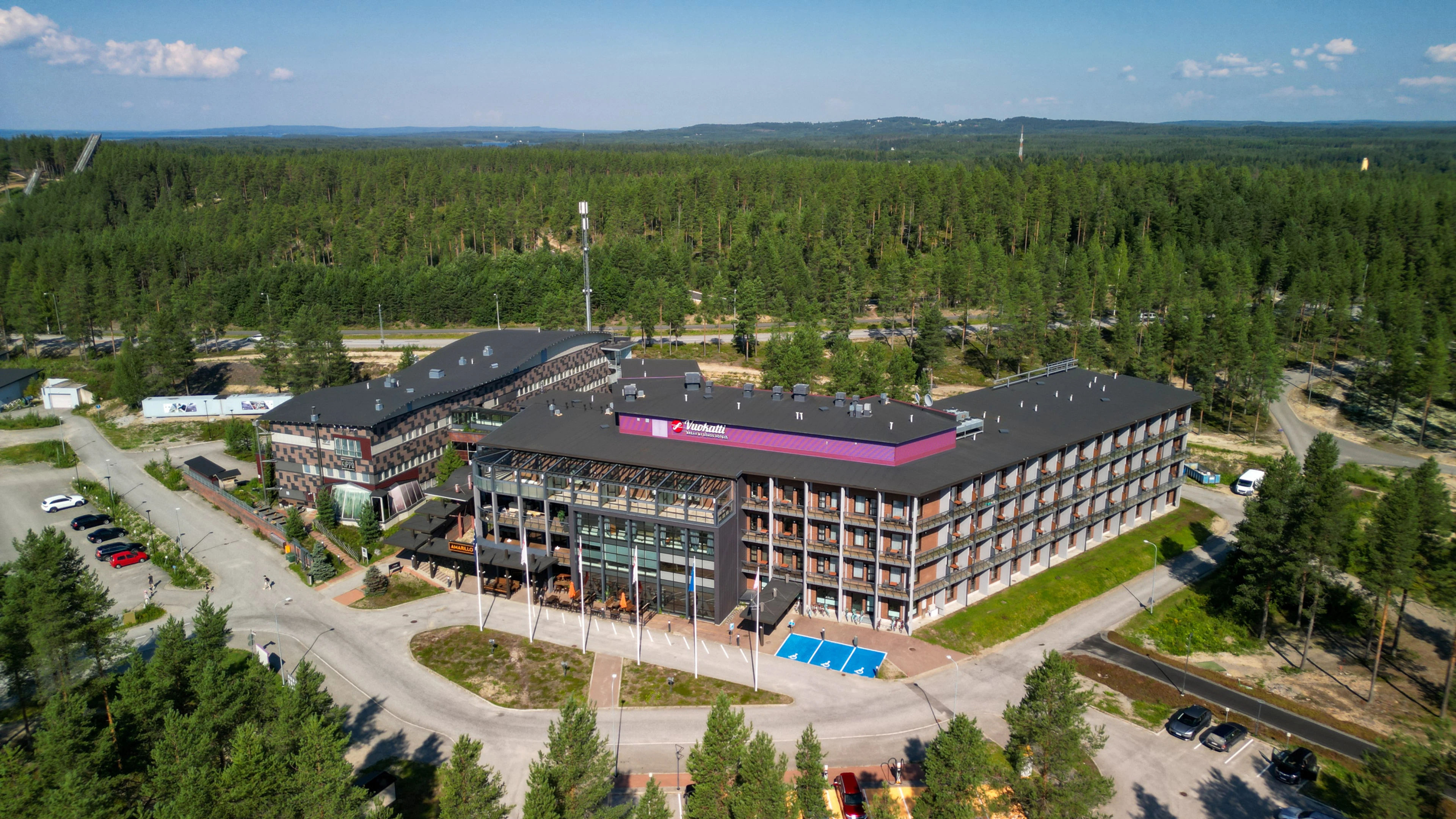 Kesäinen ilmakuva Break Sokos Hotel Vuokatista.