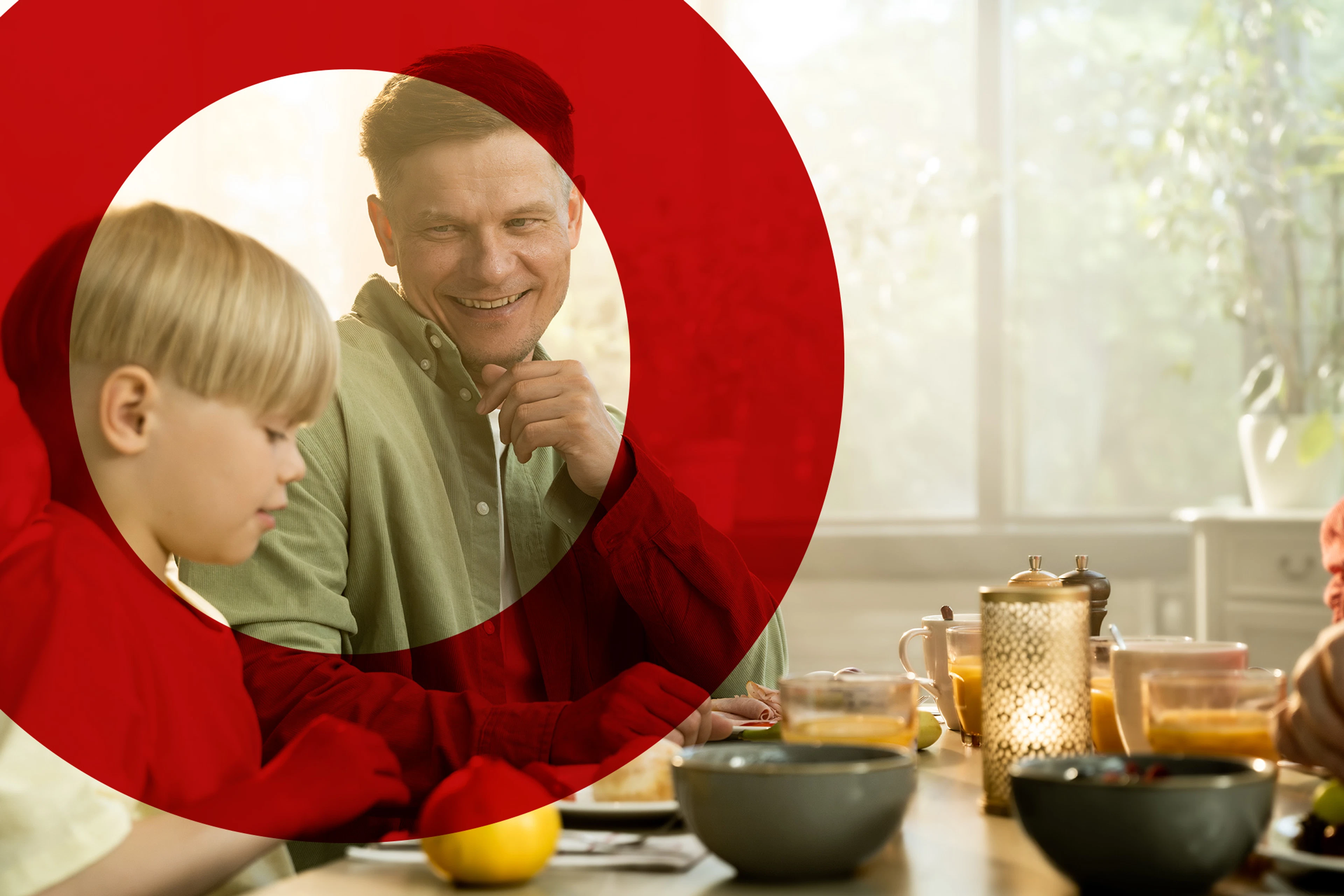 Frukostbord i ett soligt rum med skålar, juiceglas och en kaffekanna. Del av bilden är framhävd med en röd cirkel.
