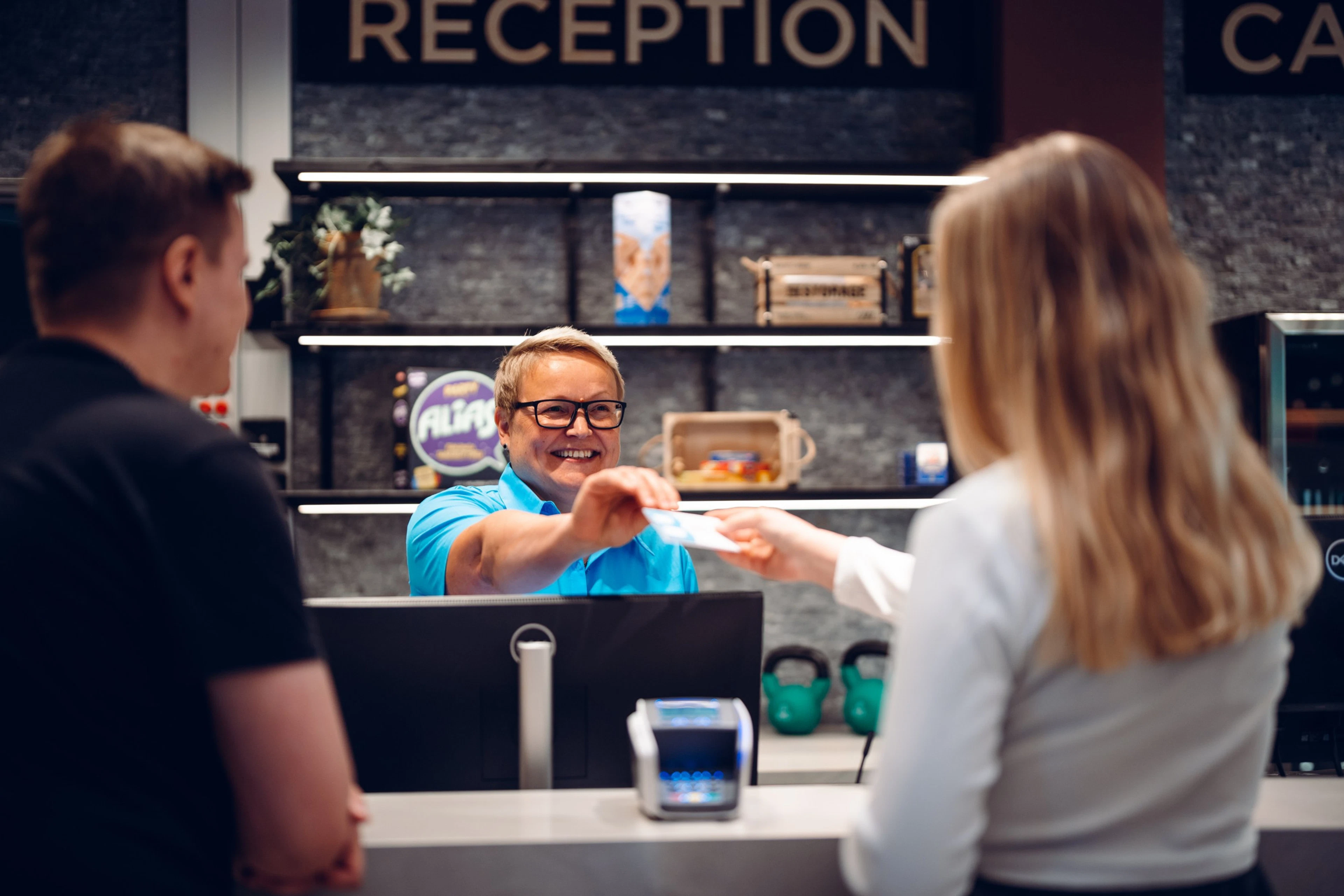 Vastaanottovirkailija palvelee asiakkaita Koli Kylällä.