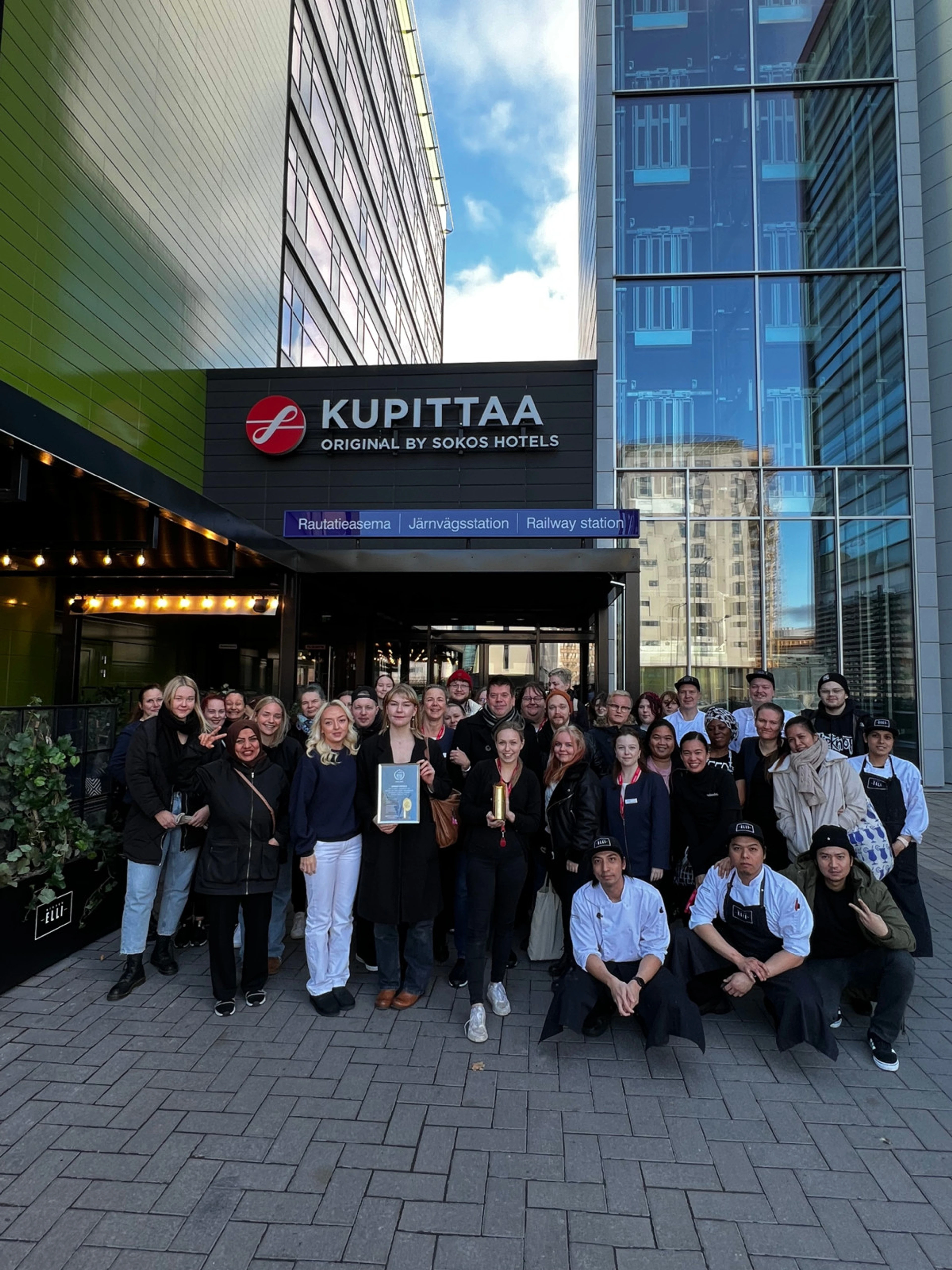 Original Sokos Hotel Kupittaan henkilökunta Team Kuppis United hotellin pääsisäänkäynnin edessä