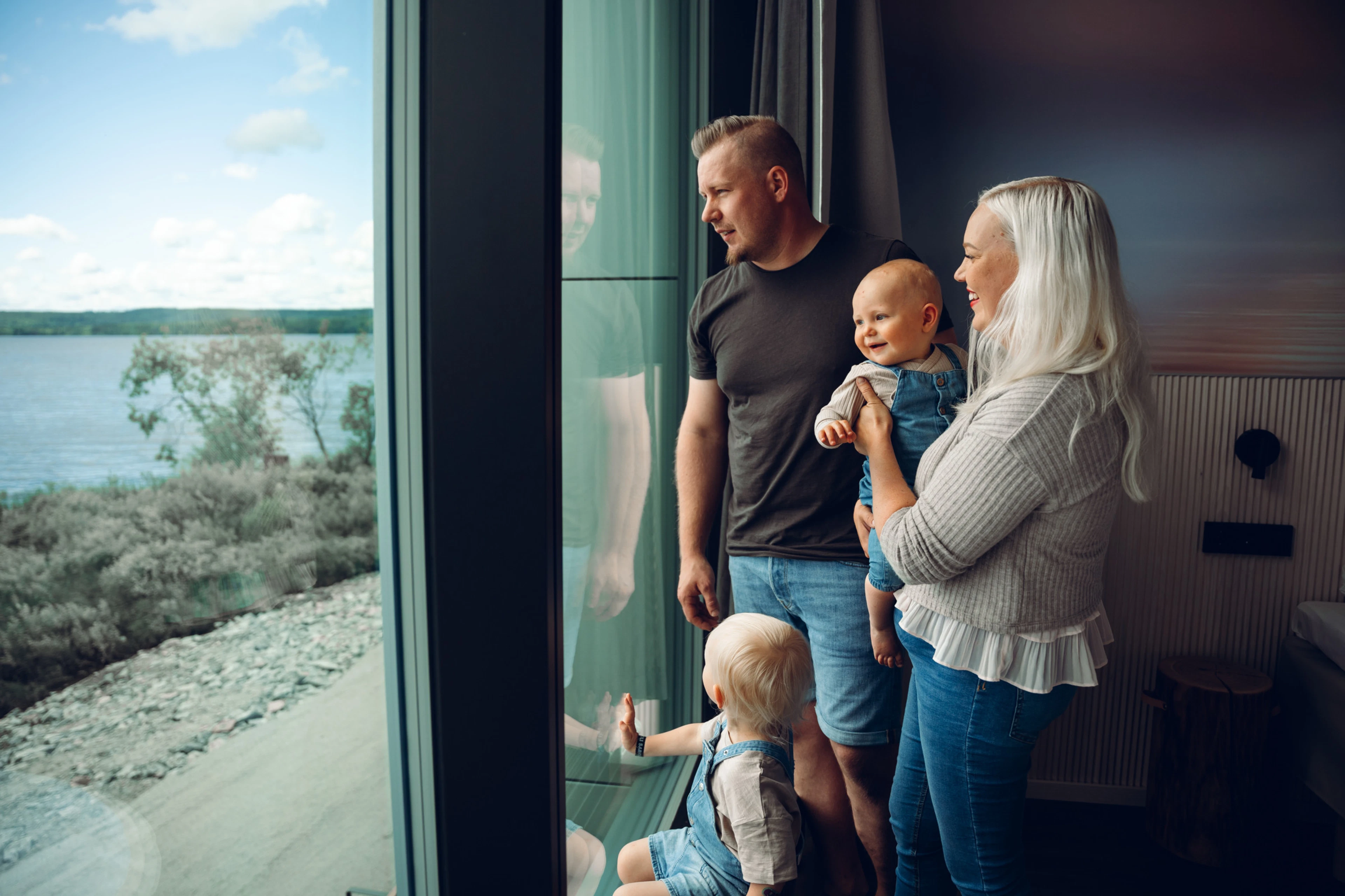 Perhe nauttimassa Break Sokos Hotel Bomban järvisiiven maisemista.