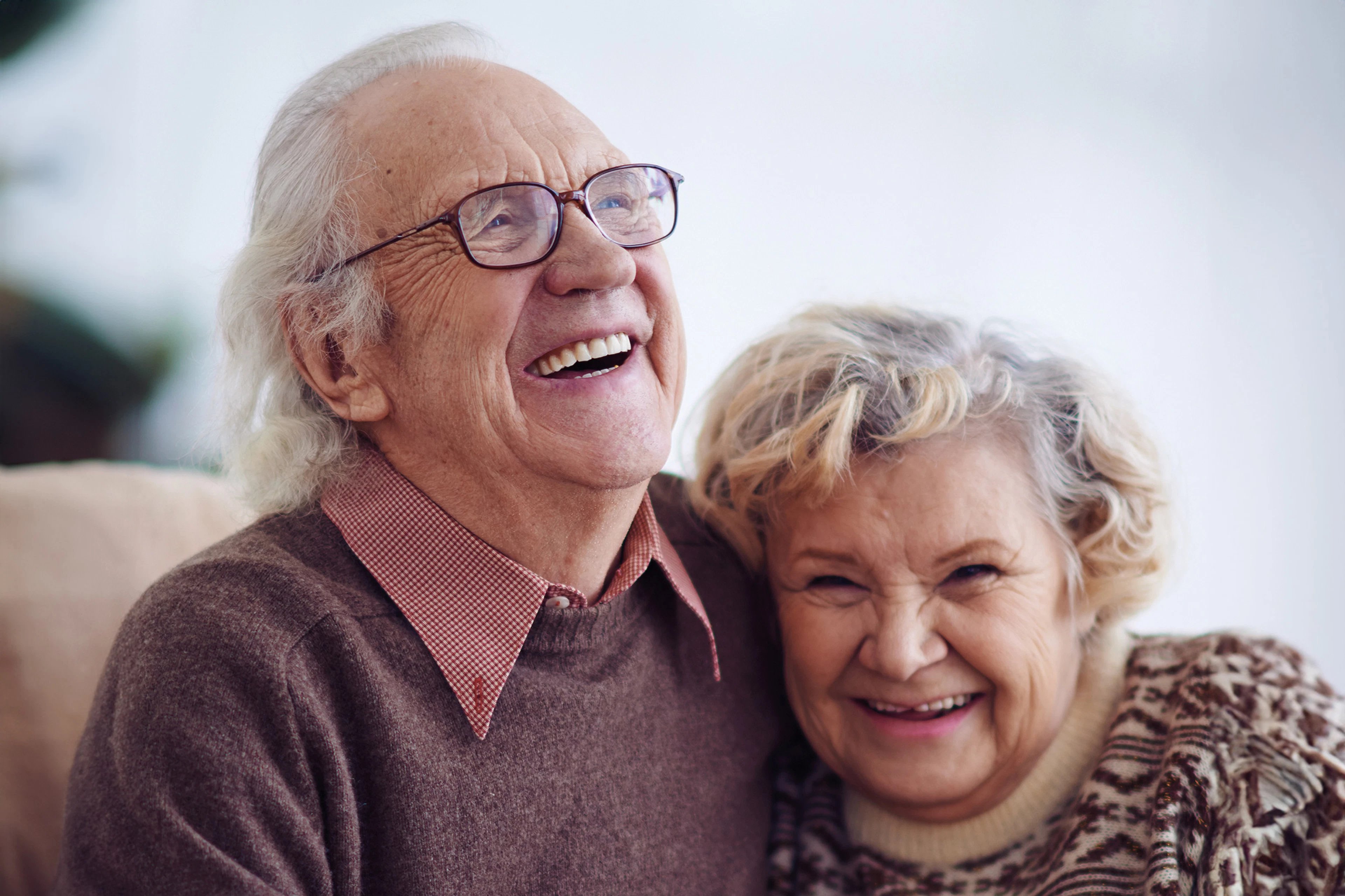 Seniorit nauttimassa hotellista