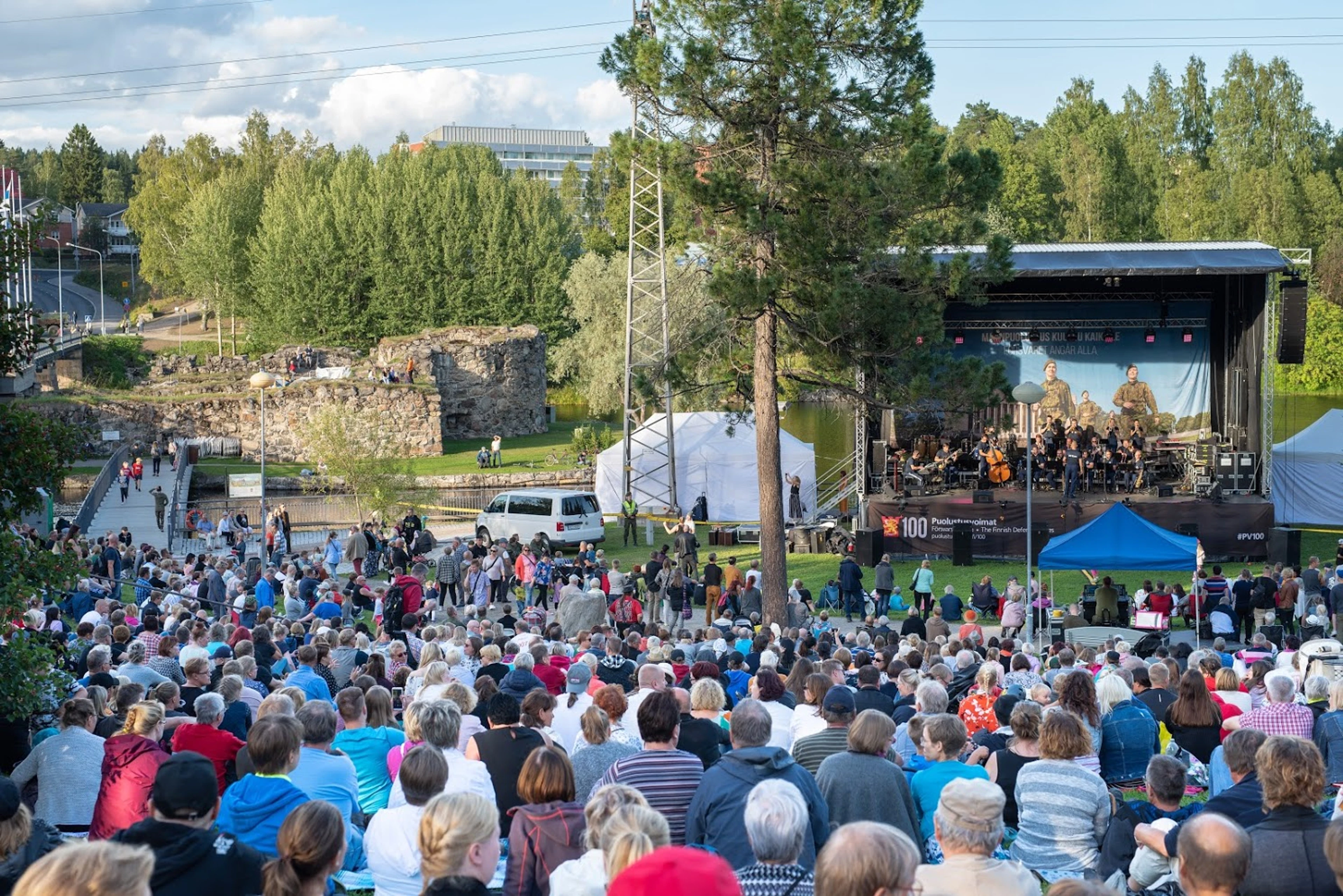 Linnanvirta tapahtuma kesällä Kajaanissa, Linnanraunioiden äärellä, Kajaanijoen rannalla.